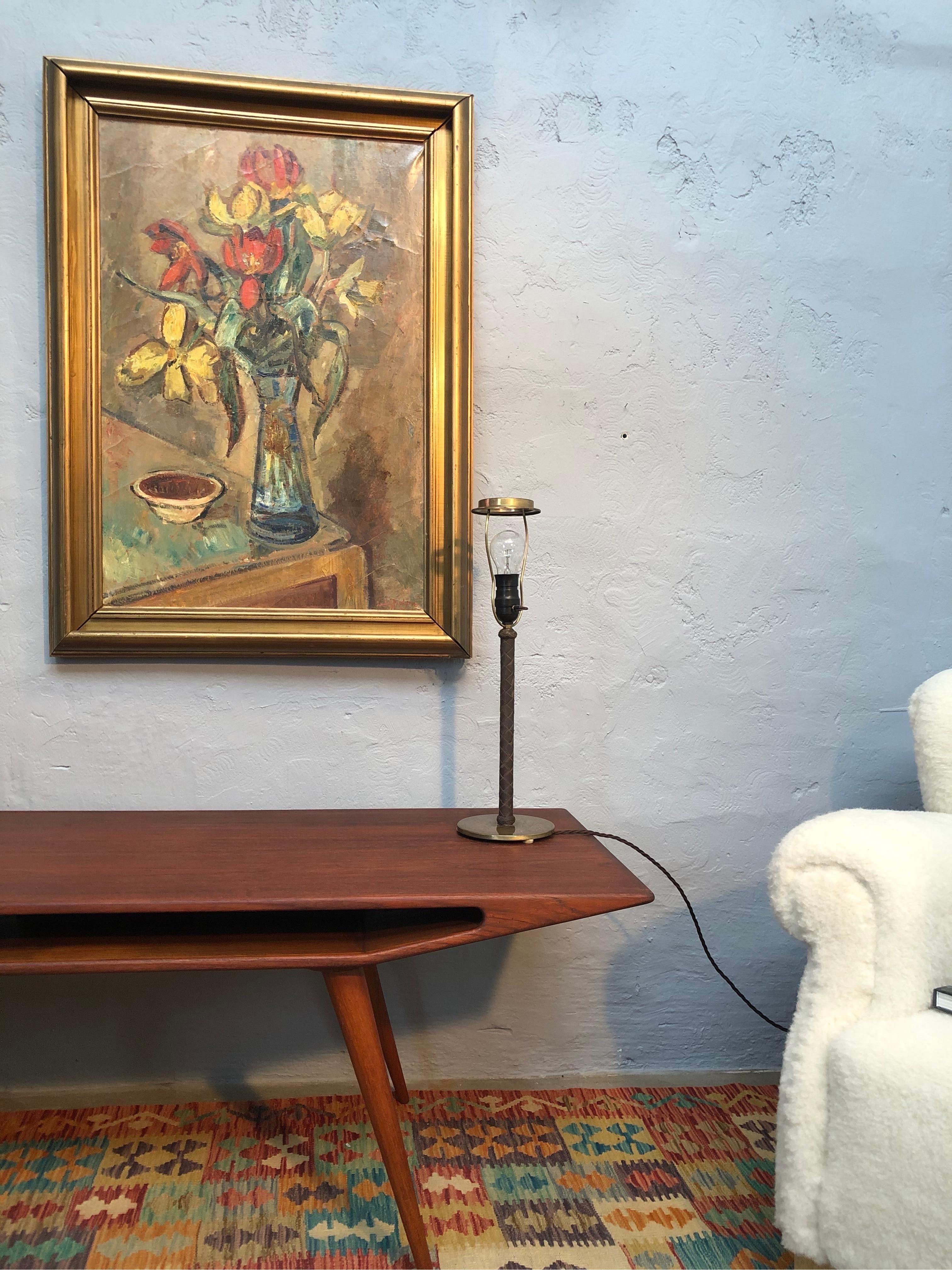 Stylish Mid-Century Modern Table Lamp in Brass and Leather For Sale 2