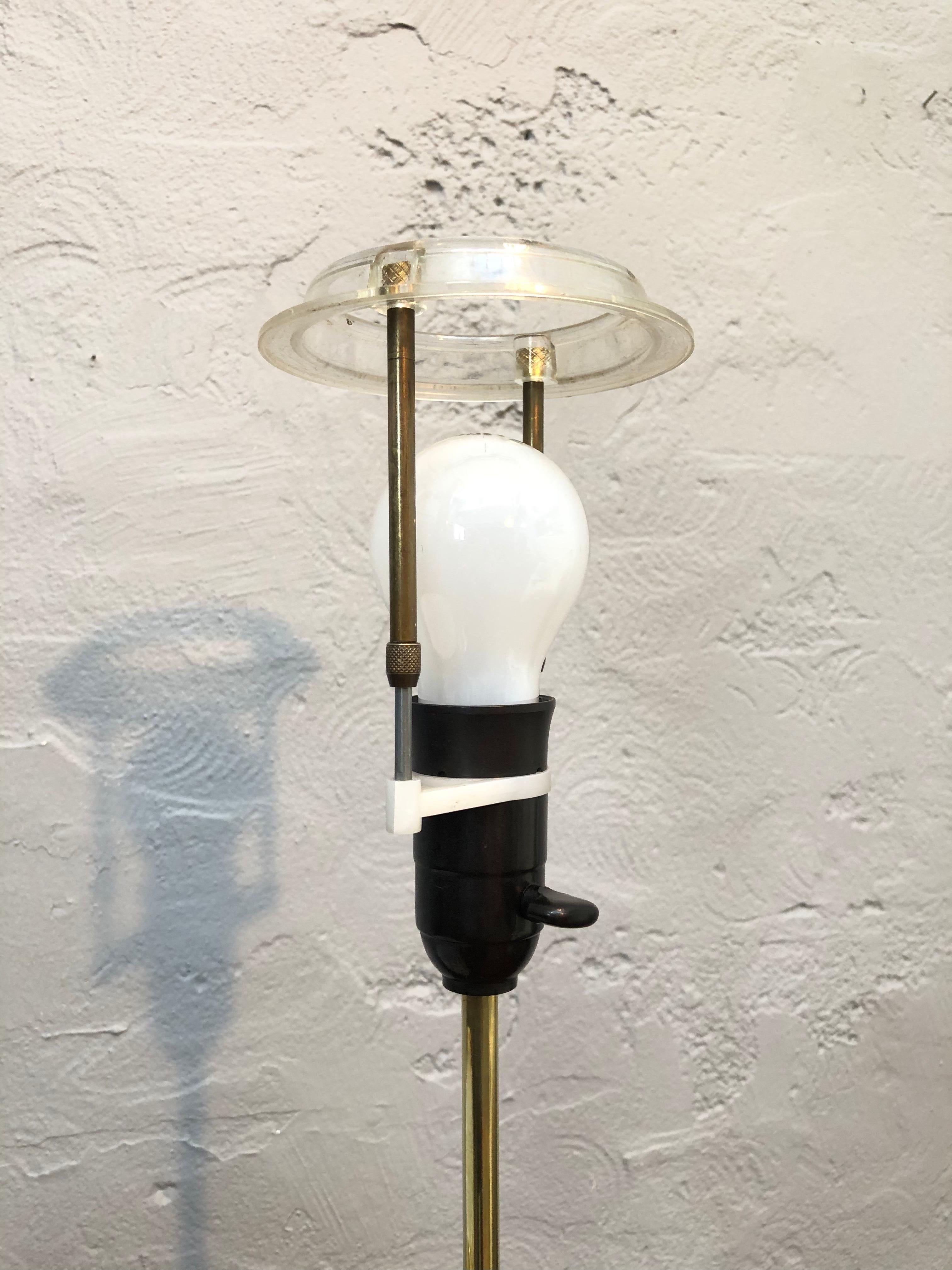 Stylish Mid-Century Modern Table Lamp in Brass For Sale 4