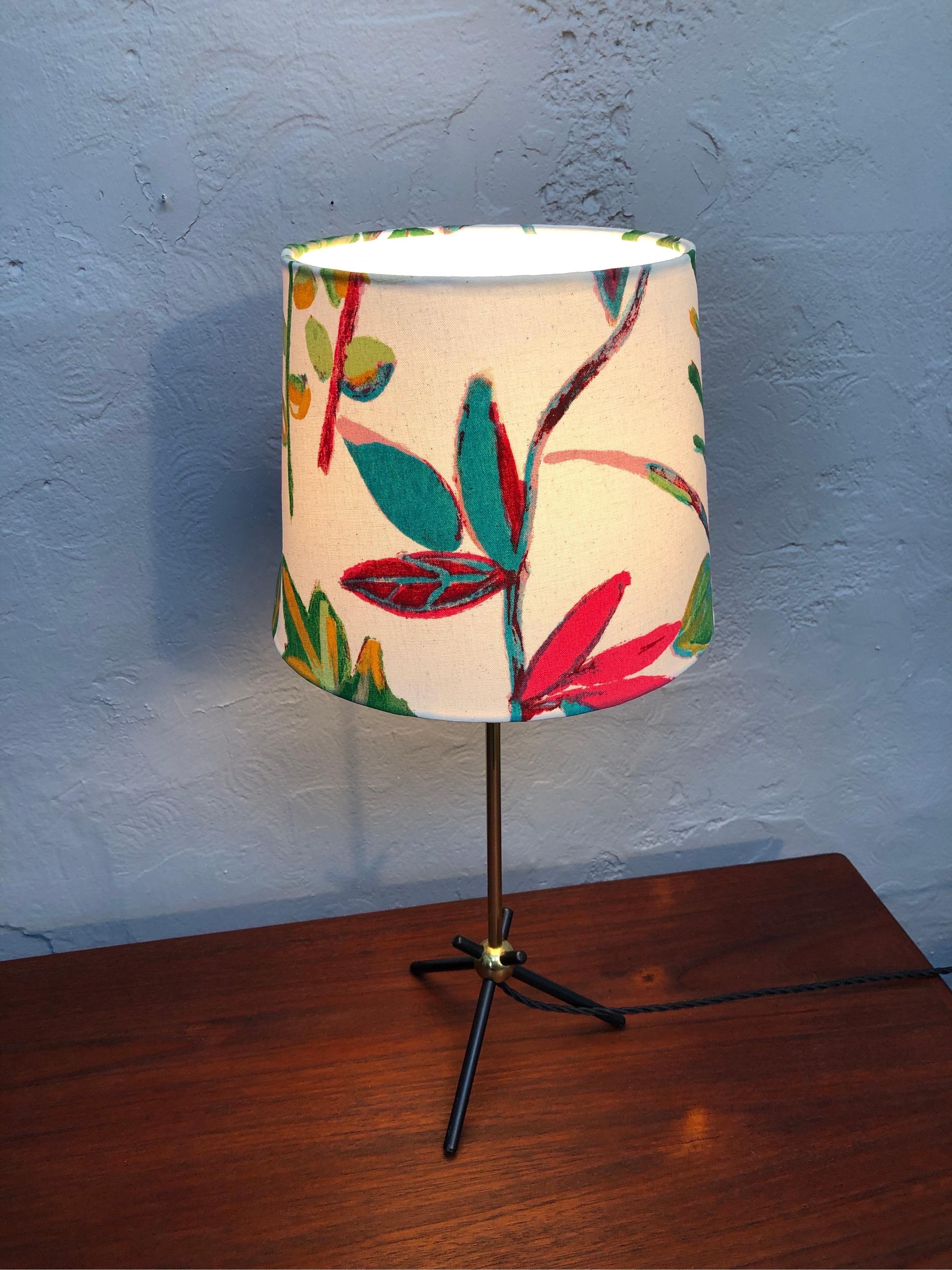 Stylish Mid-Century Modern Table Lamp in Brass For Sale 5