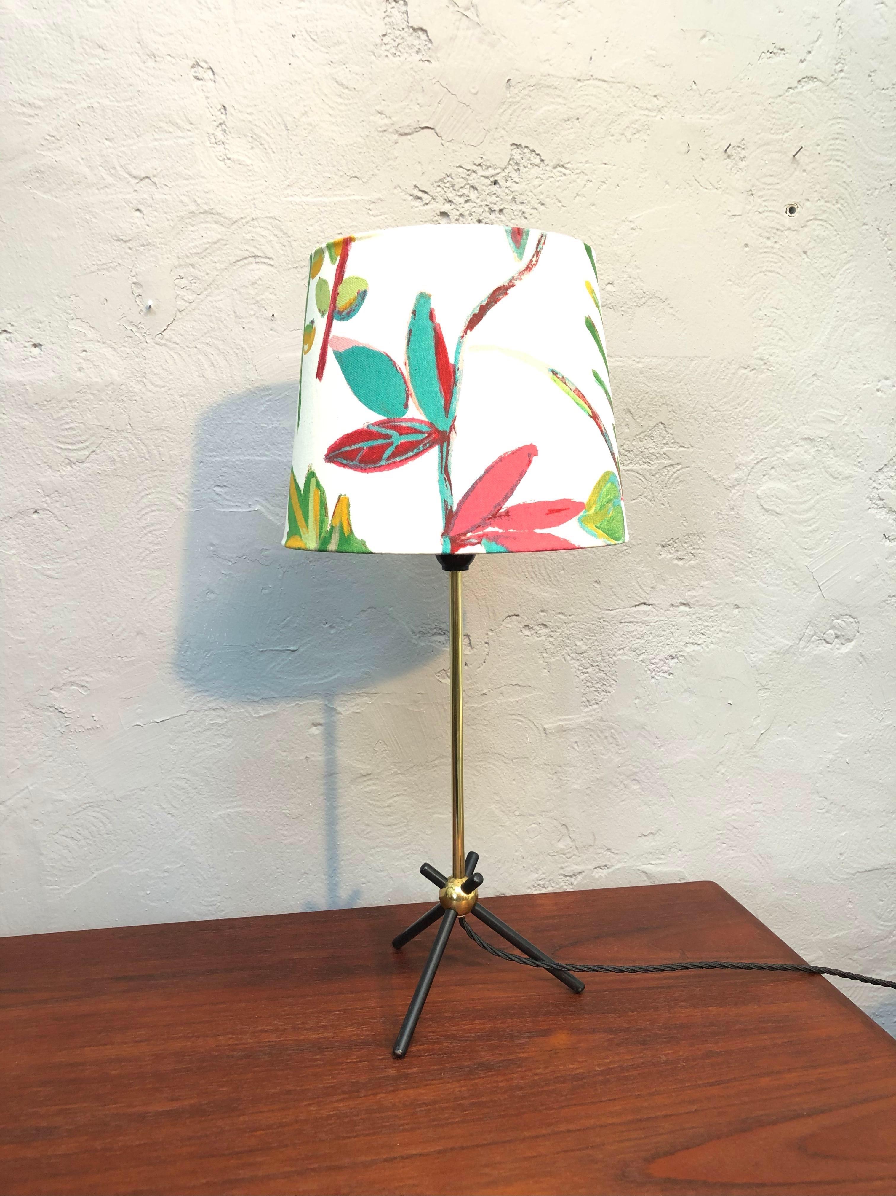 Elegante lámpara de mesa moderna de mediados de siglo en latón Moderno de mediados de siglo en venta