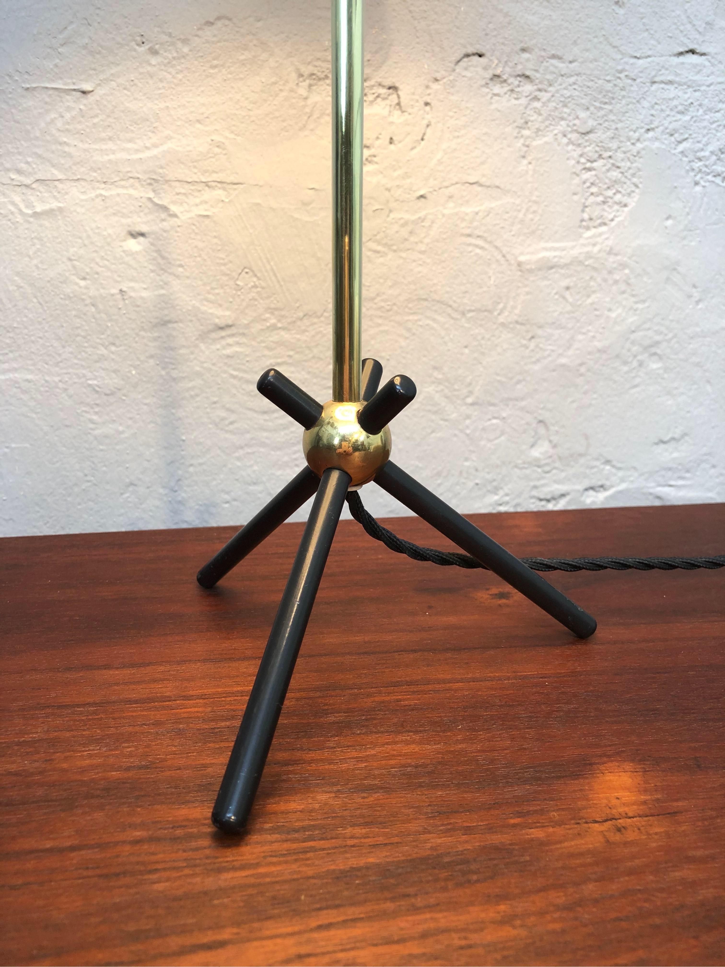 Stylish Mid-Century Modern Table Lamp in Brass In Good Condition For Sale In Søborg, DK
