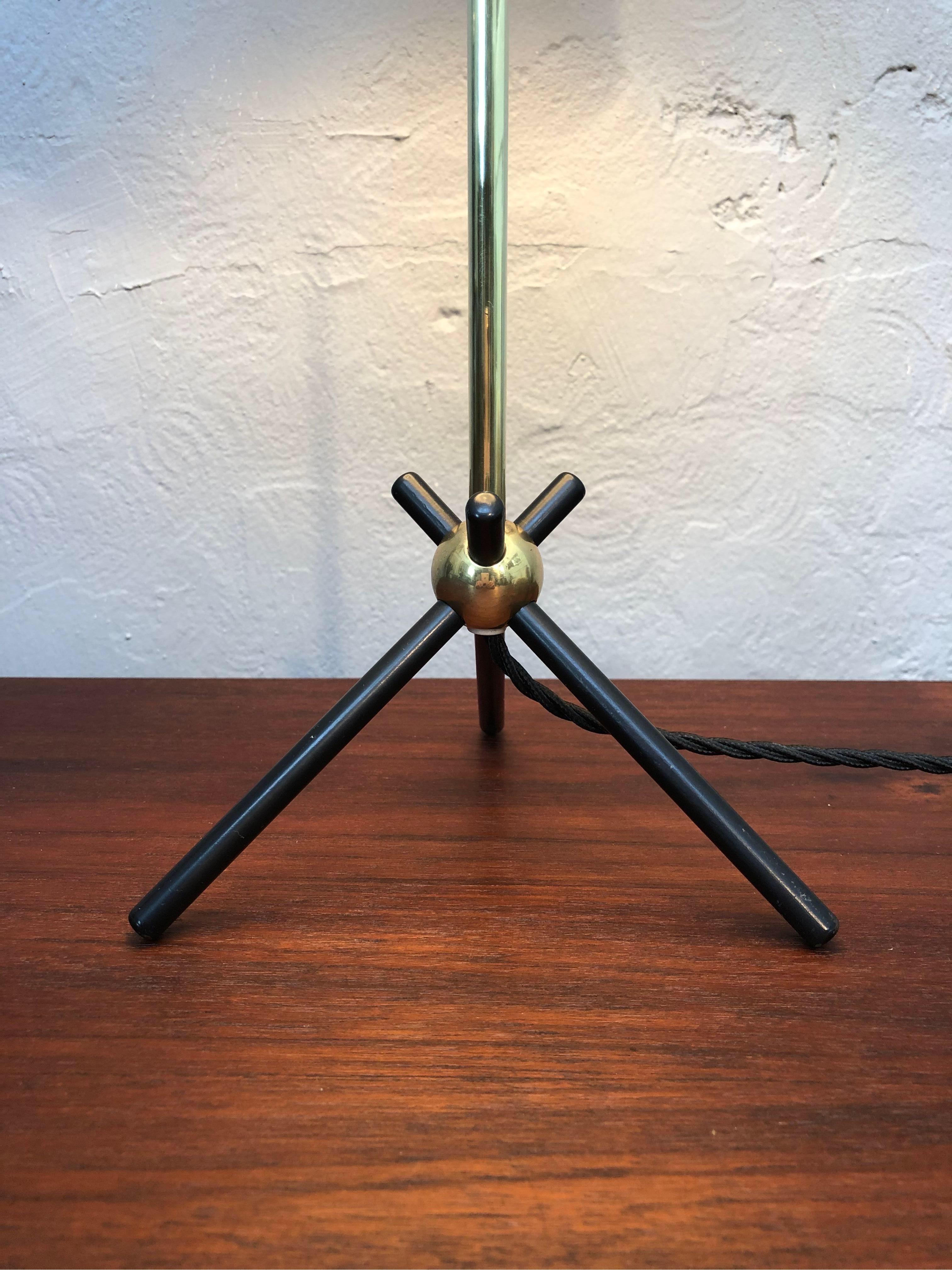 Elegante lámpara de mesa moderna de mediados de siglo en latón en Bueno estado para la venta en Søborg, DK