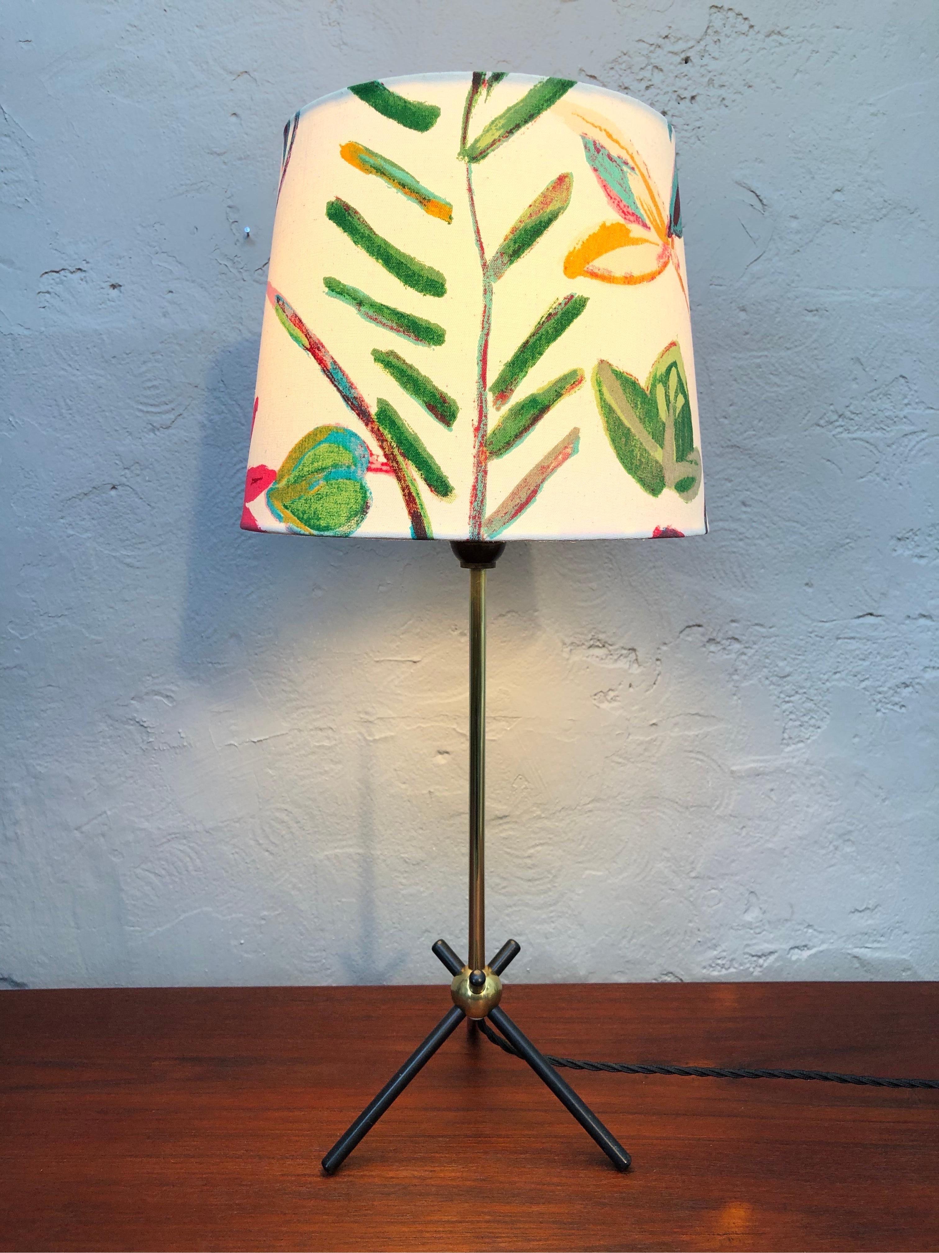 Stylish Mid-Century Modern Table Lamp in Brass For Sale 2