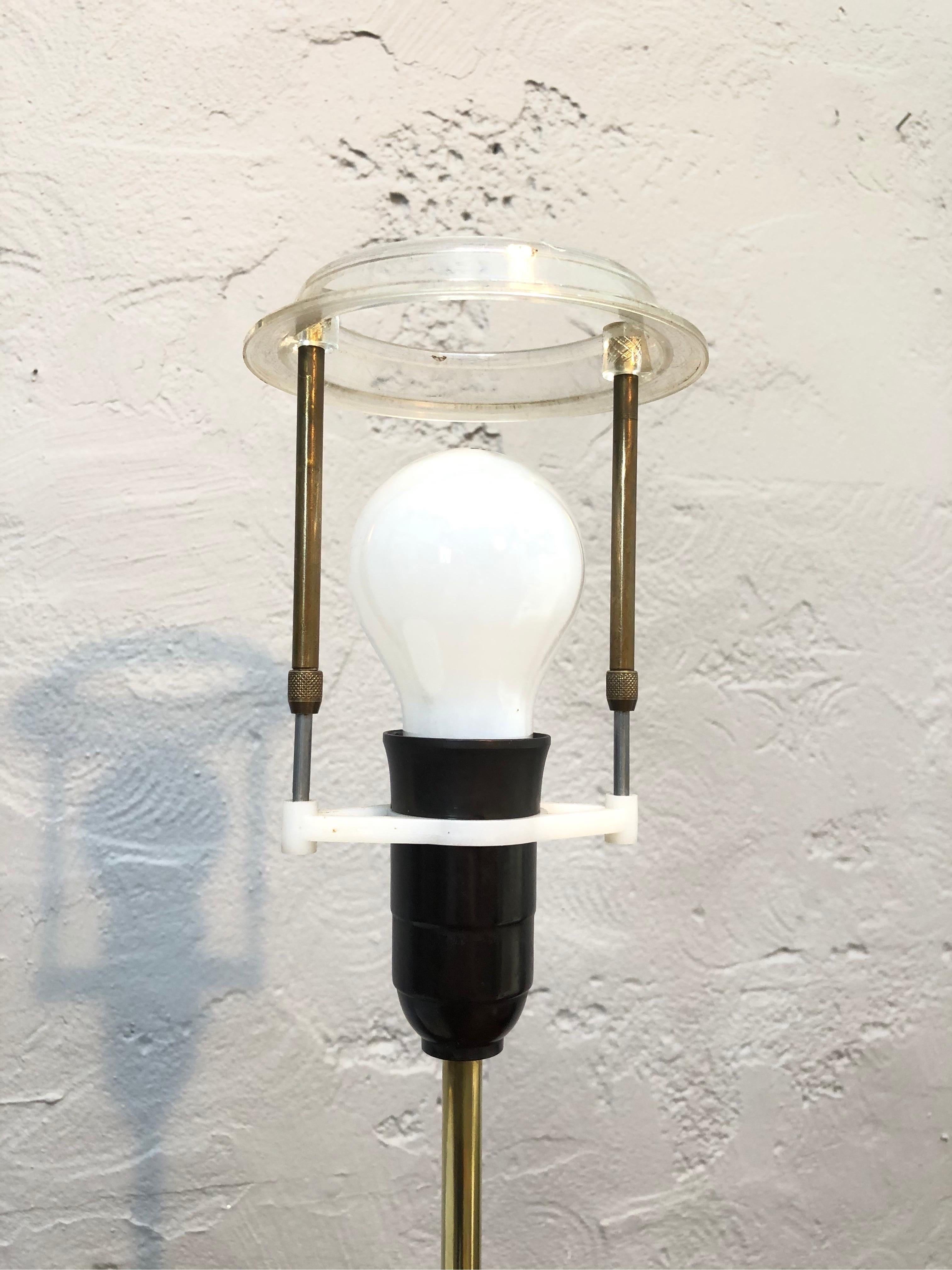 Stylish Mid-Century Modern Table Lamp in Brass For Sale 3