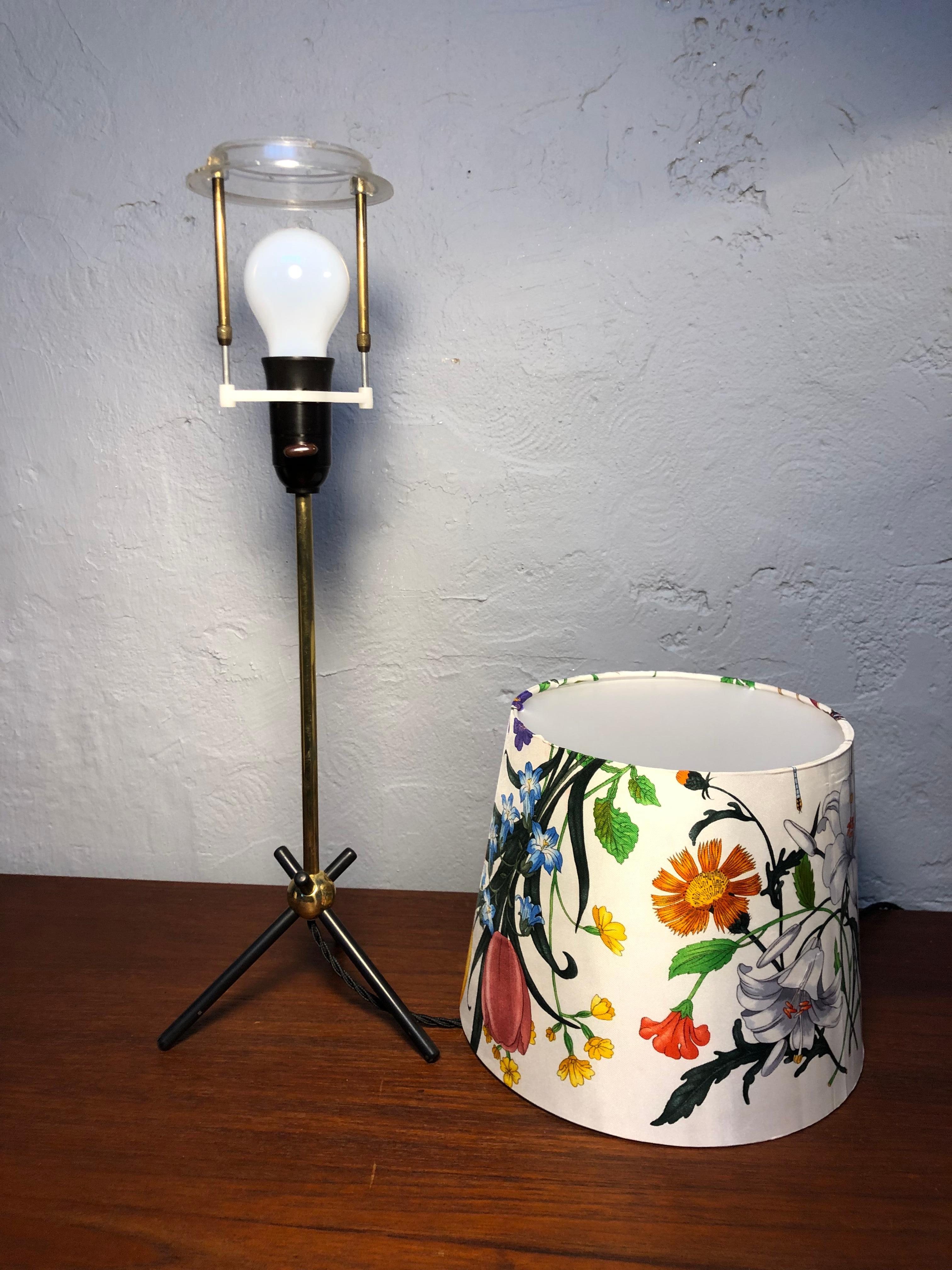 Danois Lampe de bureau élégante en laiton de style moderne du milieu du siècle dernier avec abat-jour vintage Gucci en vente