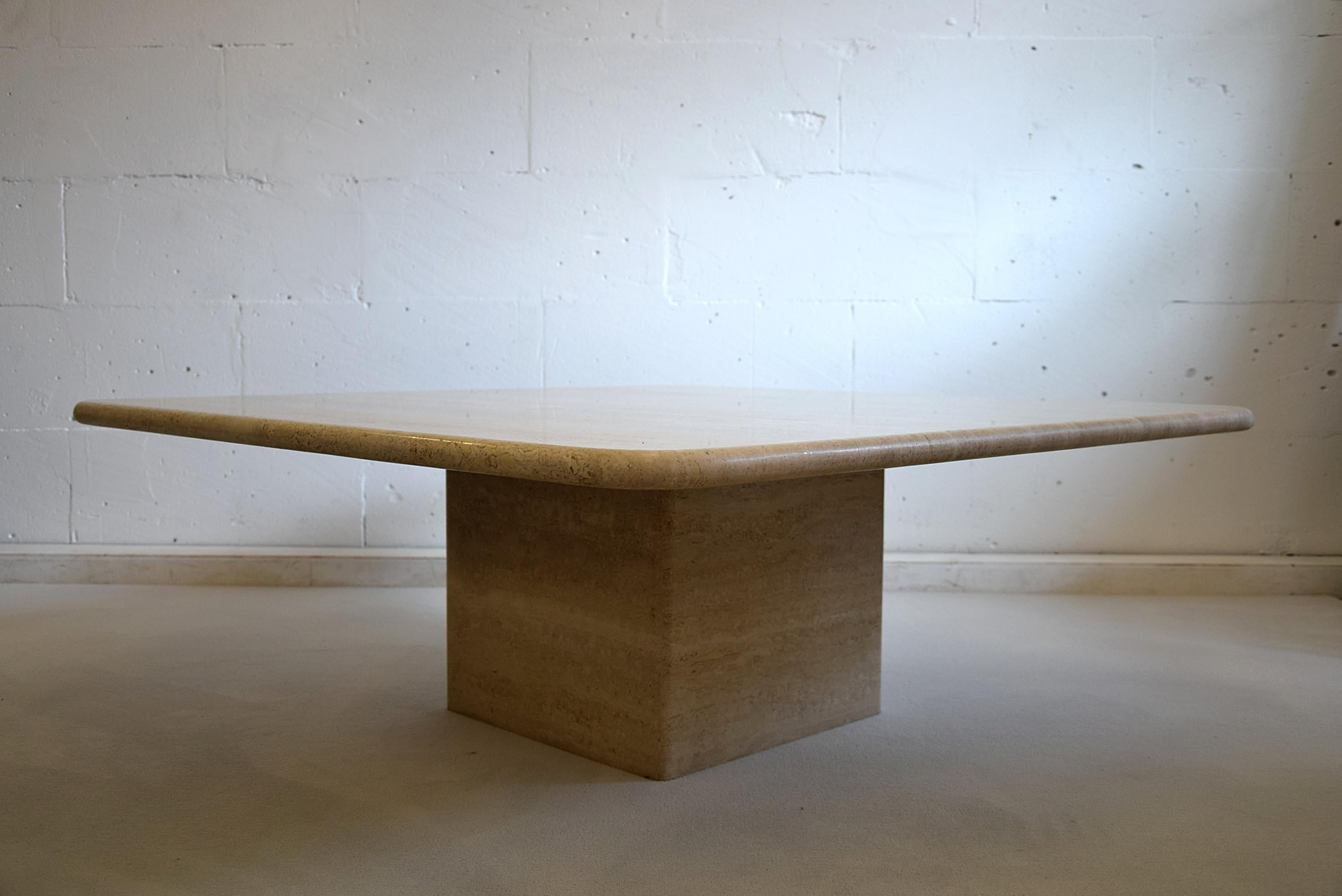 Travertin Table basse en travertin mi-siècle moderne en vente