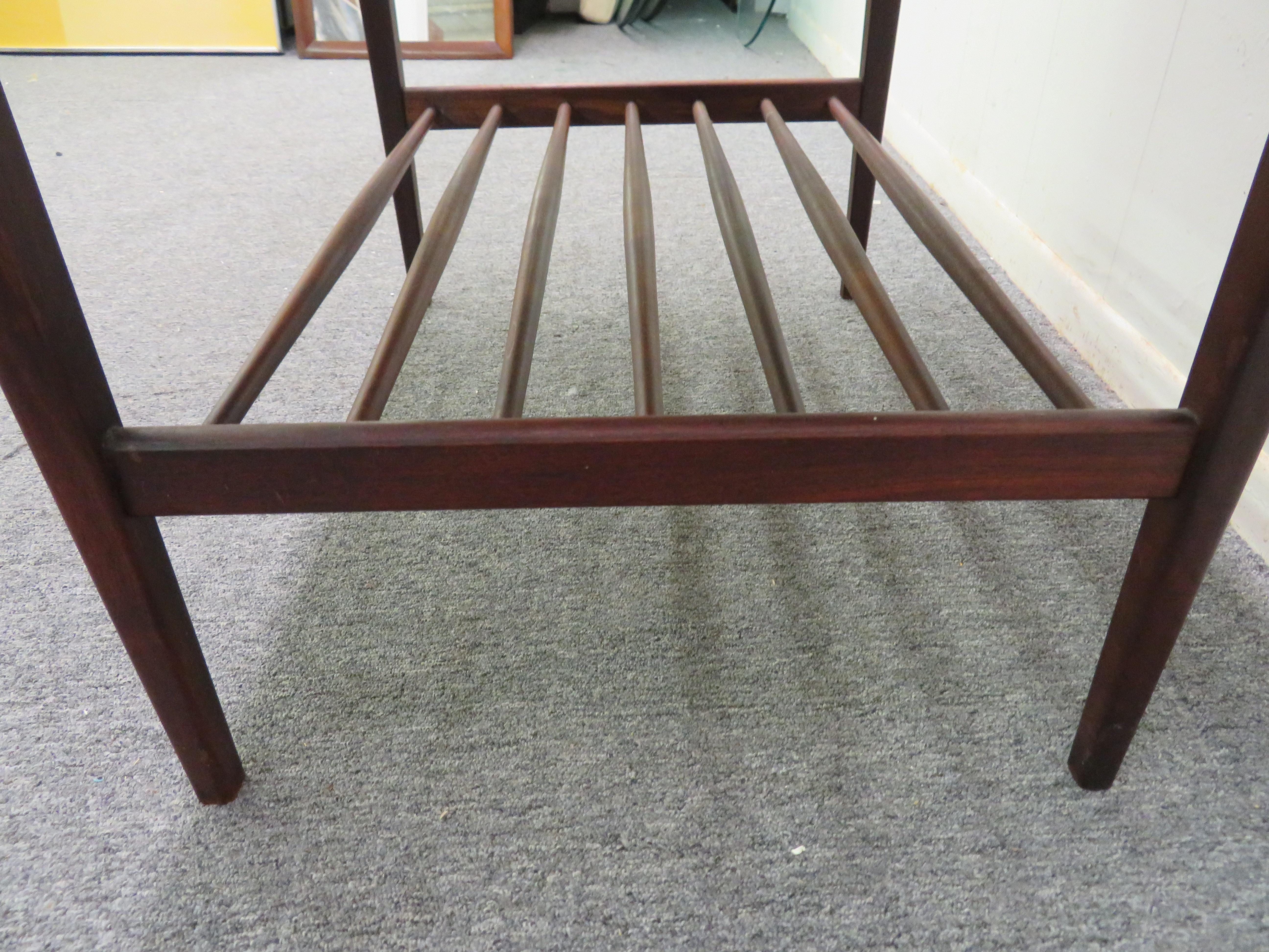 Stylish Mid-Century Modern Walnut End Table by Jens Risom In Good Condition In Pemberton, NJ