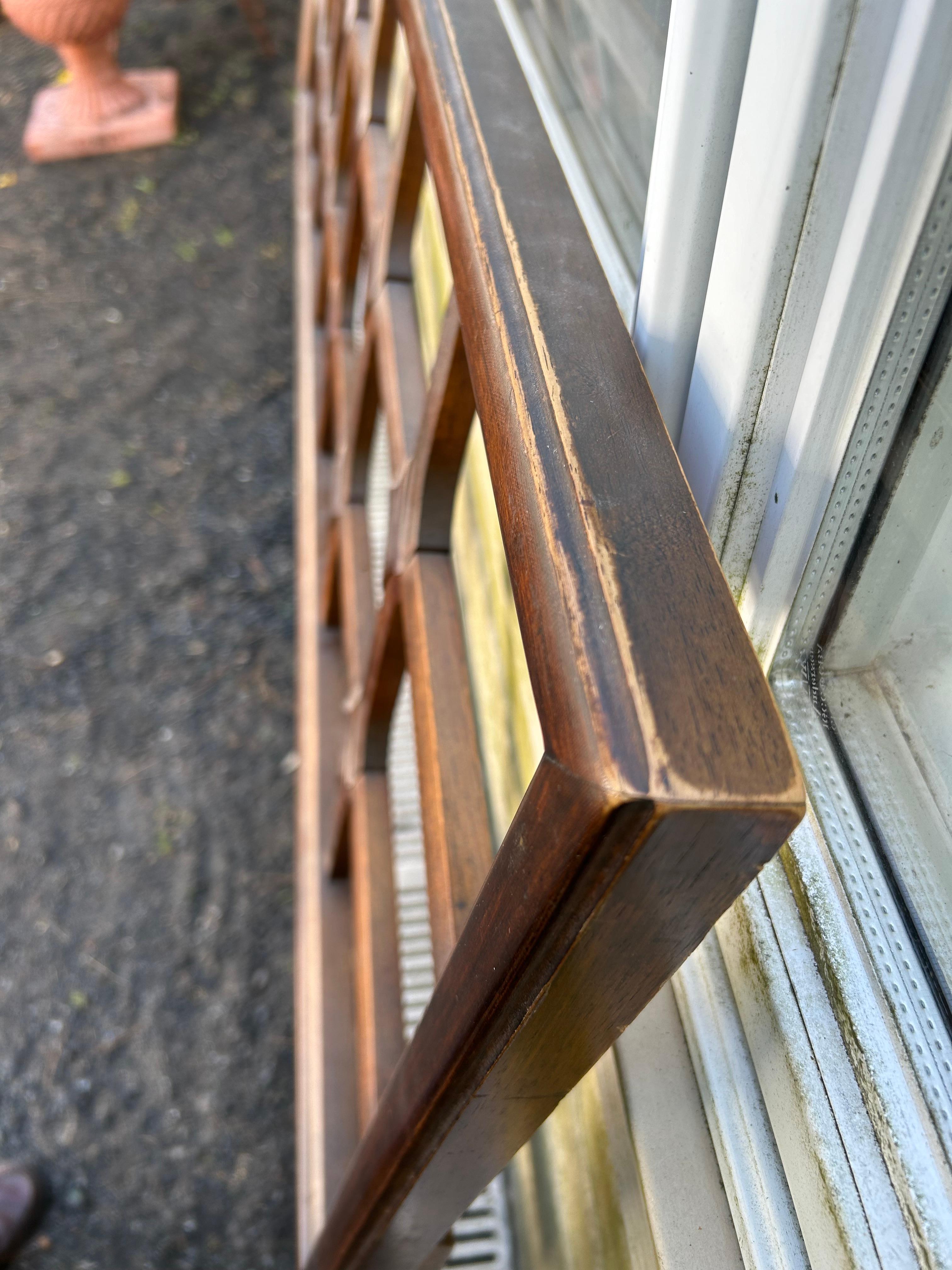 Stilvolles Mid-Century Modern-Kopfteil aus Nussbaumholz mit Gitter im Drexel-Stil, Queen-Stil, Queen Size im Angebot 3