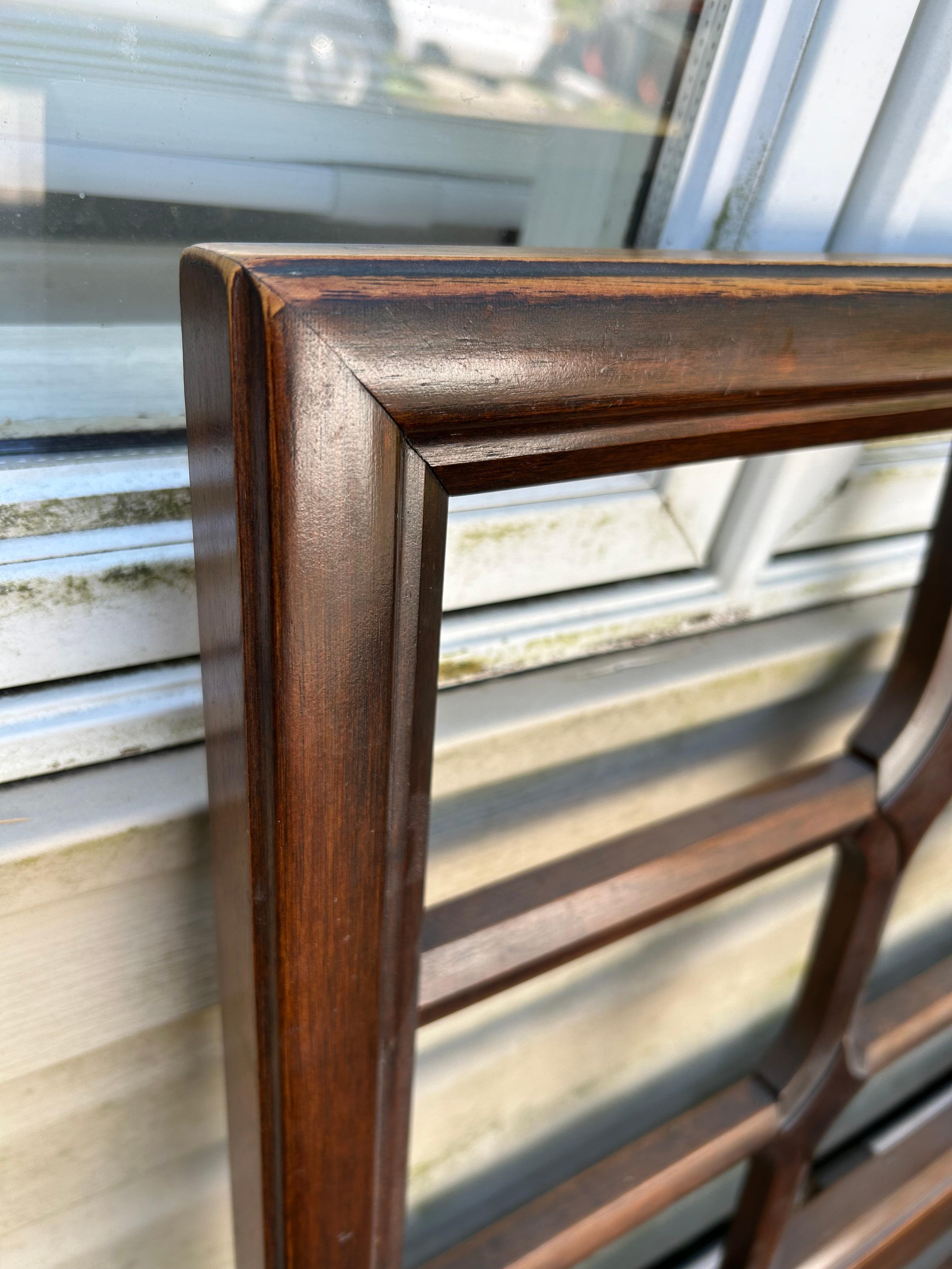 Stilvolles Mid-Century Modern-Kopfteil aus Nussbaumholz mit Gitter im Drexel-Stil, Queen-Stil, Queen Size im Zustand „Gut“ im Angebot in Pemberton, NJ
