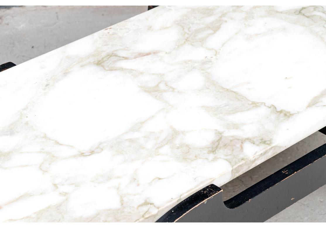 Une table de cocktail à plateau de marbre rarement vue, avec une forme particulièrement fine. Base en forme de lingzhi chinois finie en noir avec un plateau rectangulaire en marbre aux coins arrondis. 

Condit : Veuillez voir les photos détaillées.