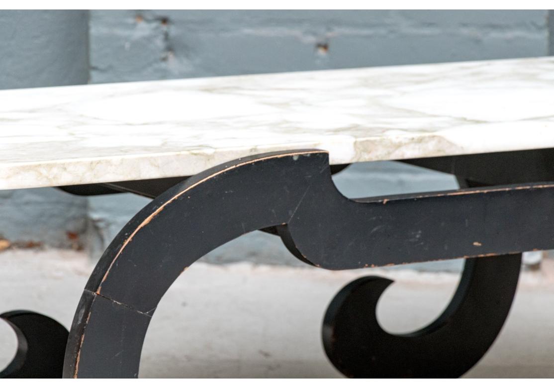 Table de cocktail à volutes du milieu du siècle dernier dans le style de James Mont Abîmé - En vente à Bridgeport, CT