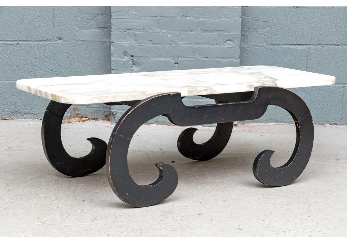 Table de cocktail à volutes du milieu du siècle dernier dans le style de James Mont en vente 2