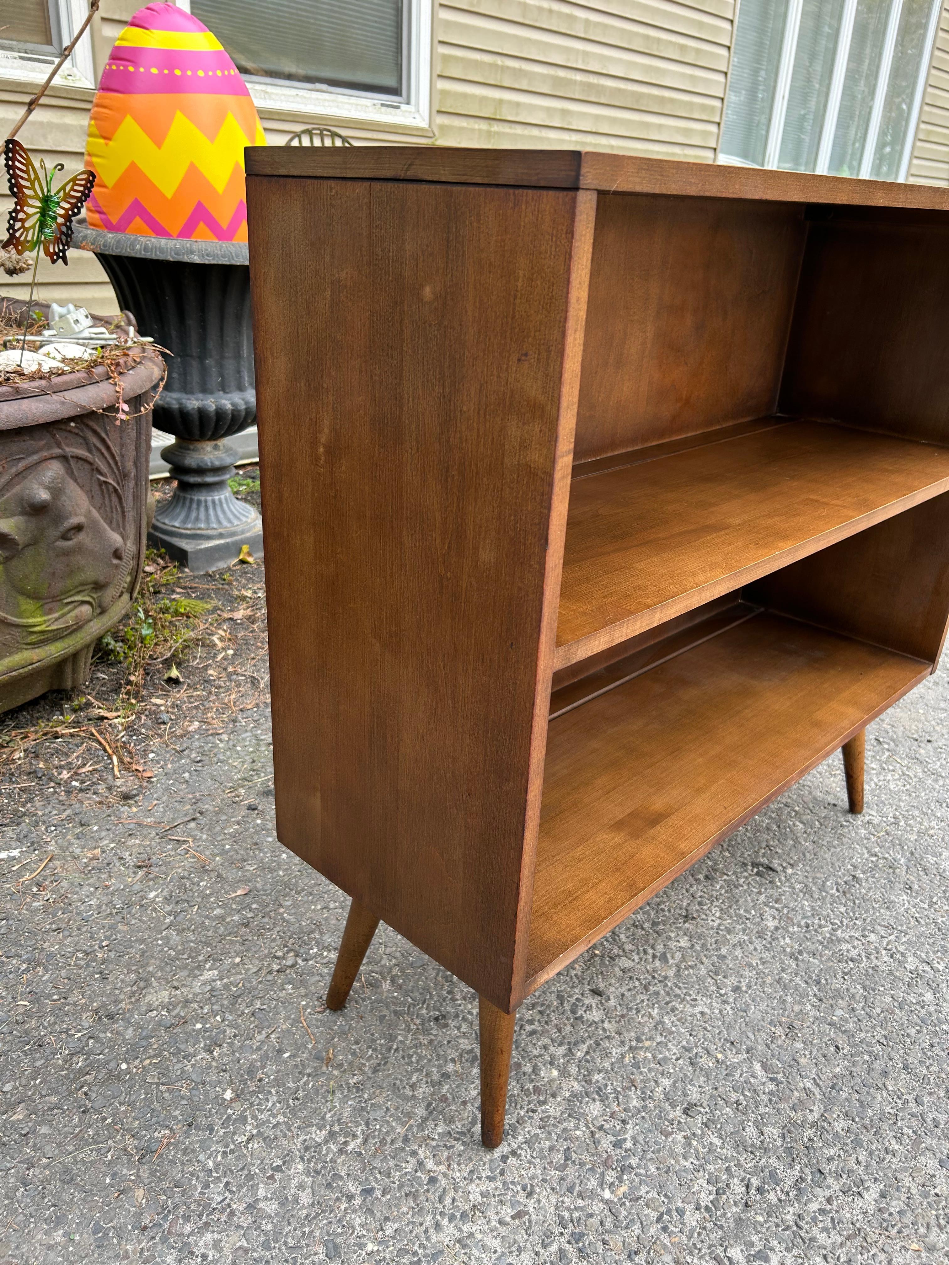 Mid-Century Modern Stylish Mid-Century Small Bookcase by Paul McCobb for Planner Group For Sale