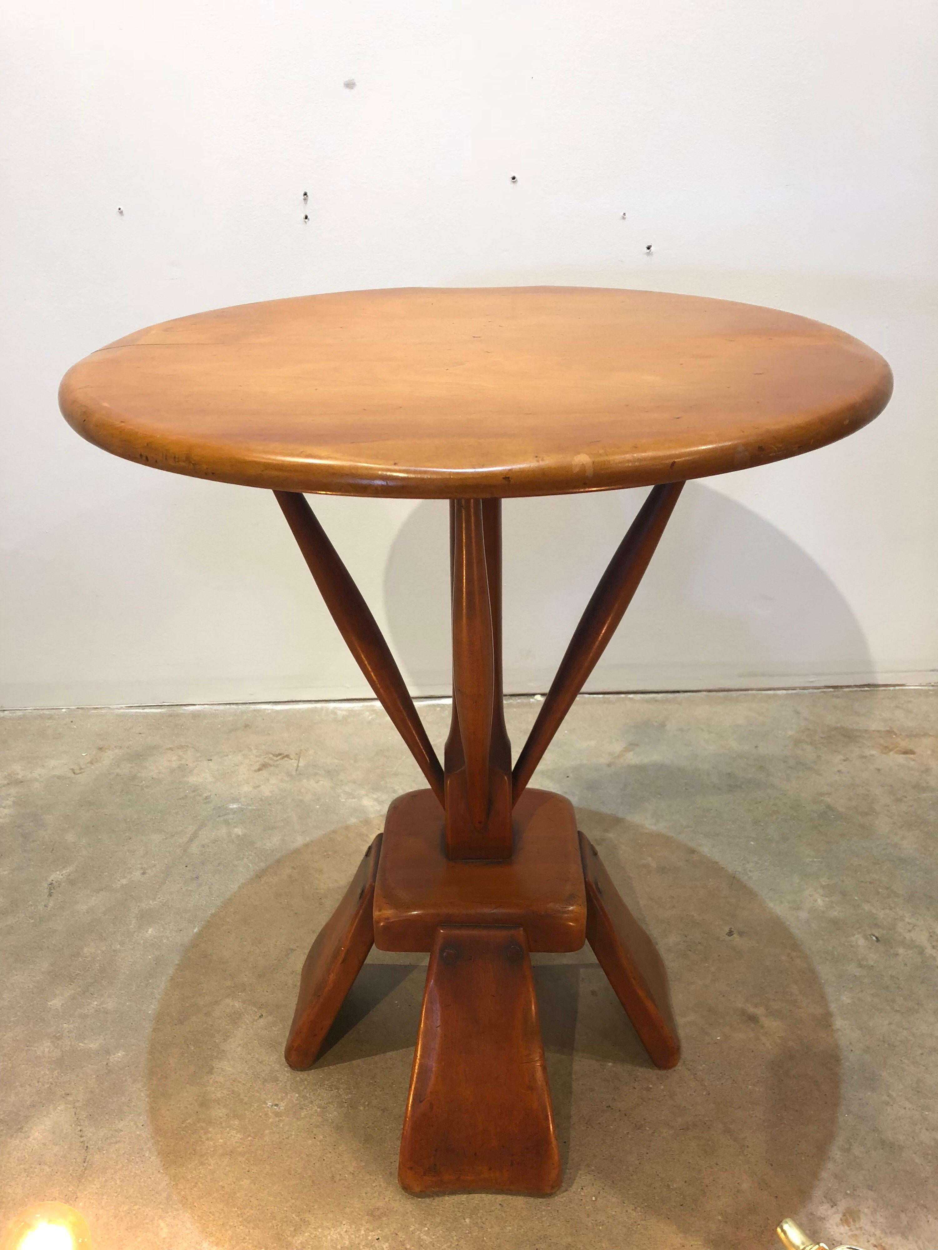 Stylish Midcentury Accent Wood Table In Good Condition For Sale In Chicago, IL