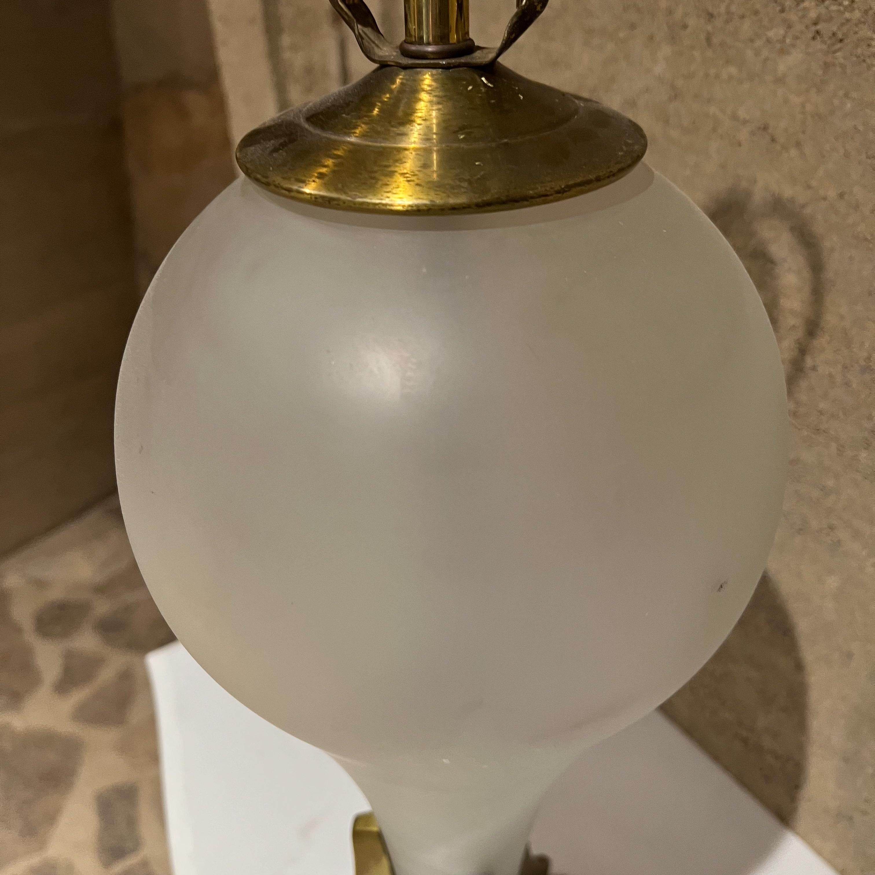 Milieu du XXe siècle Lampe de table du milieu du siècle Laiton sculptural et verre opalin en vente