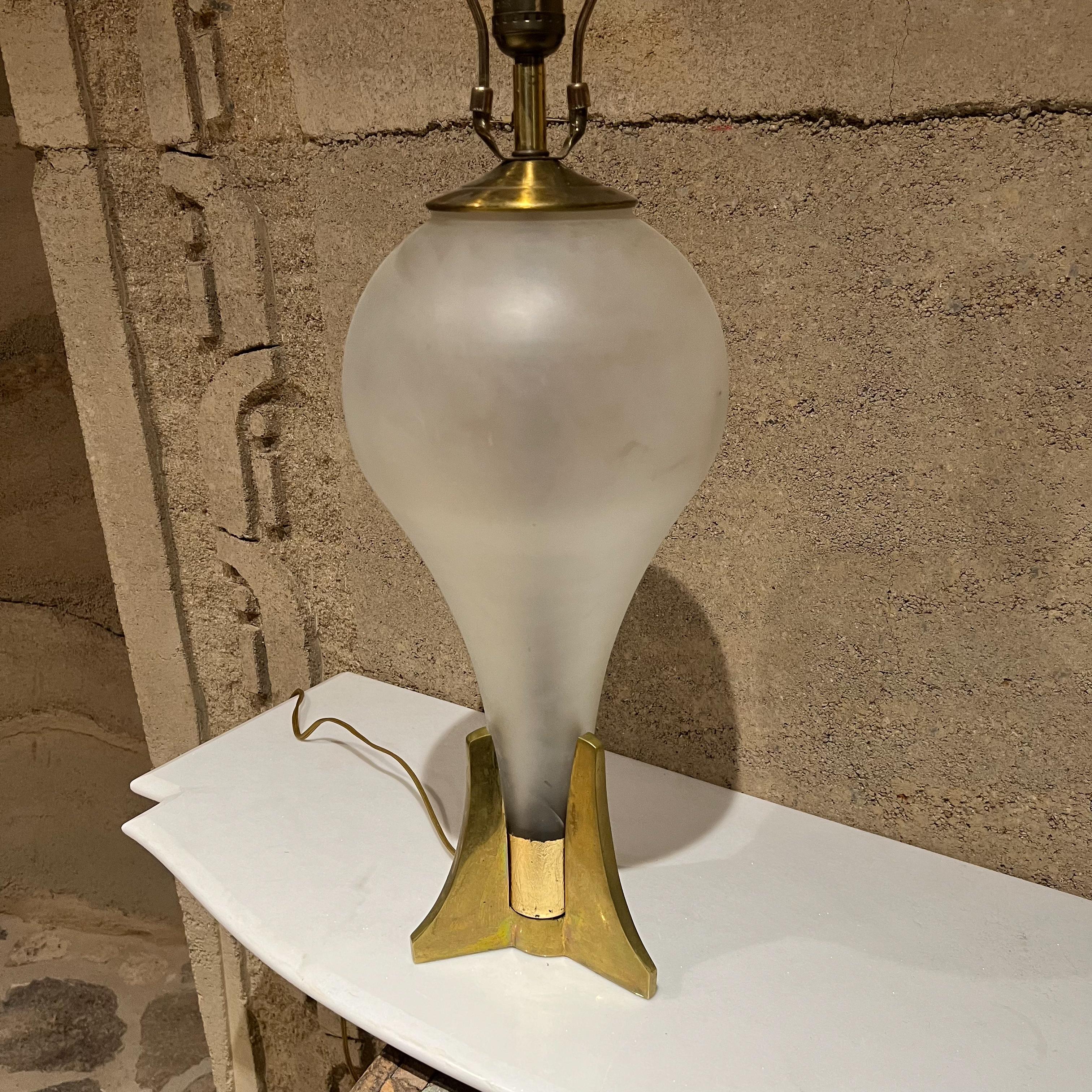 Stylish Midcentury Single Table Lamp in Sculptural Brass and Opaline Glass For Sale 1