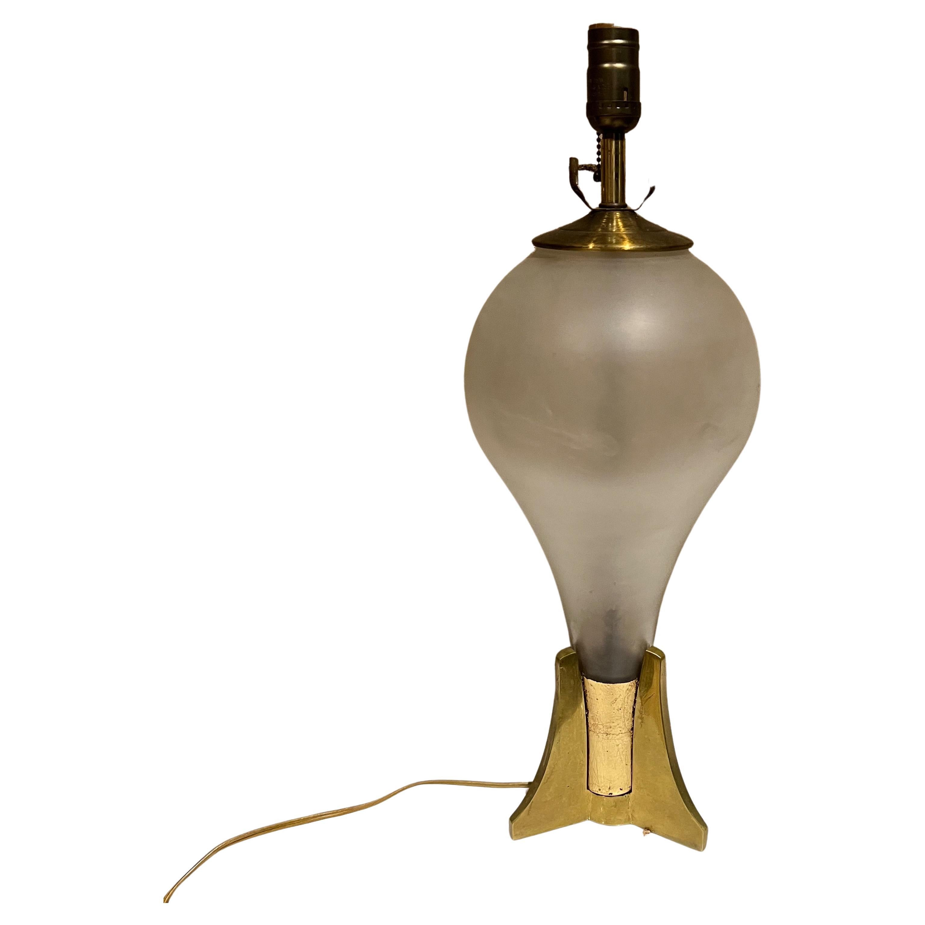 Stylish Midcentury Single Table Lamp in Sculptural Brass and Opaline Glass For Sale