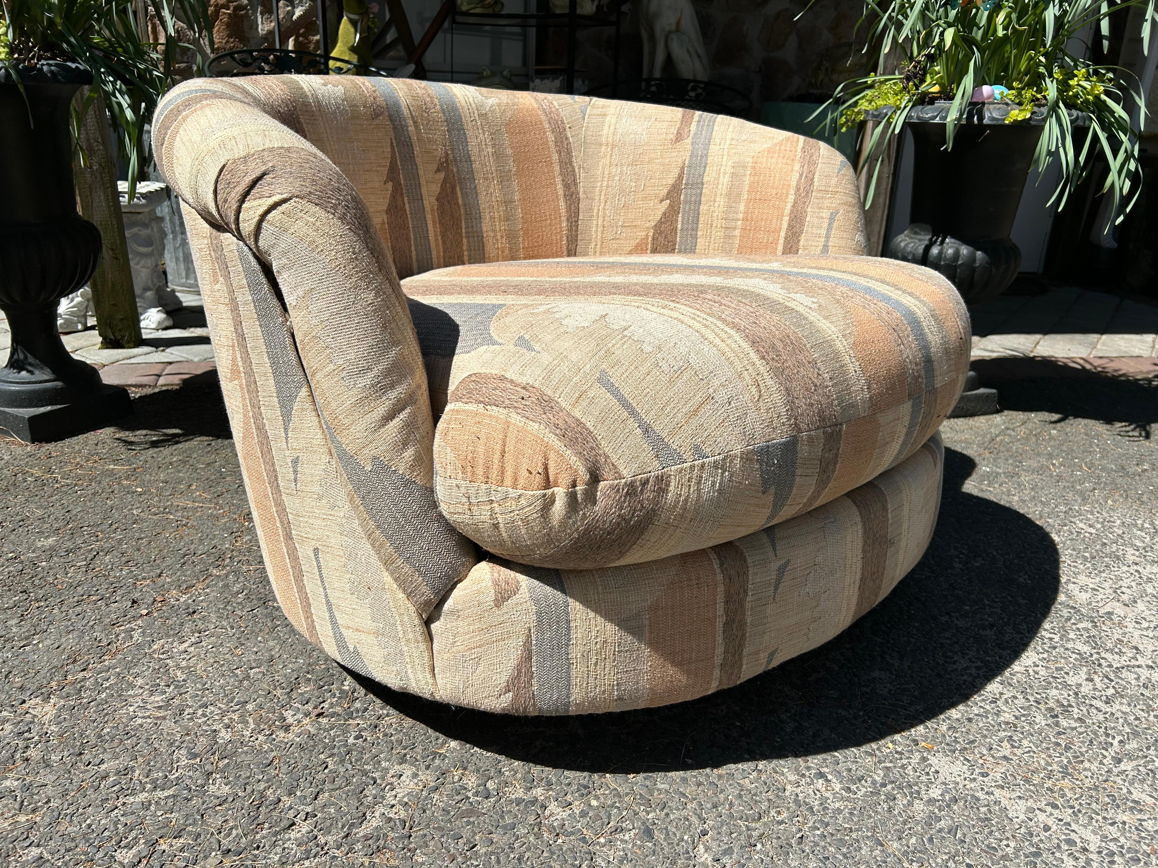 Stylish Milo Baughman style Circular Round Swivel Lounge Chair Mid-Century  For Sale 3