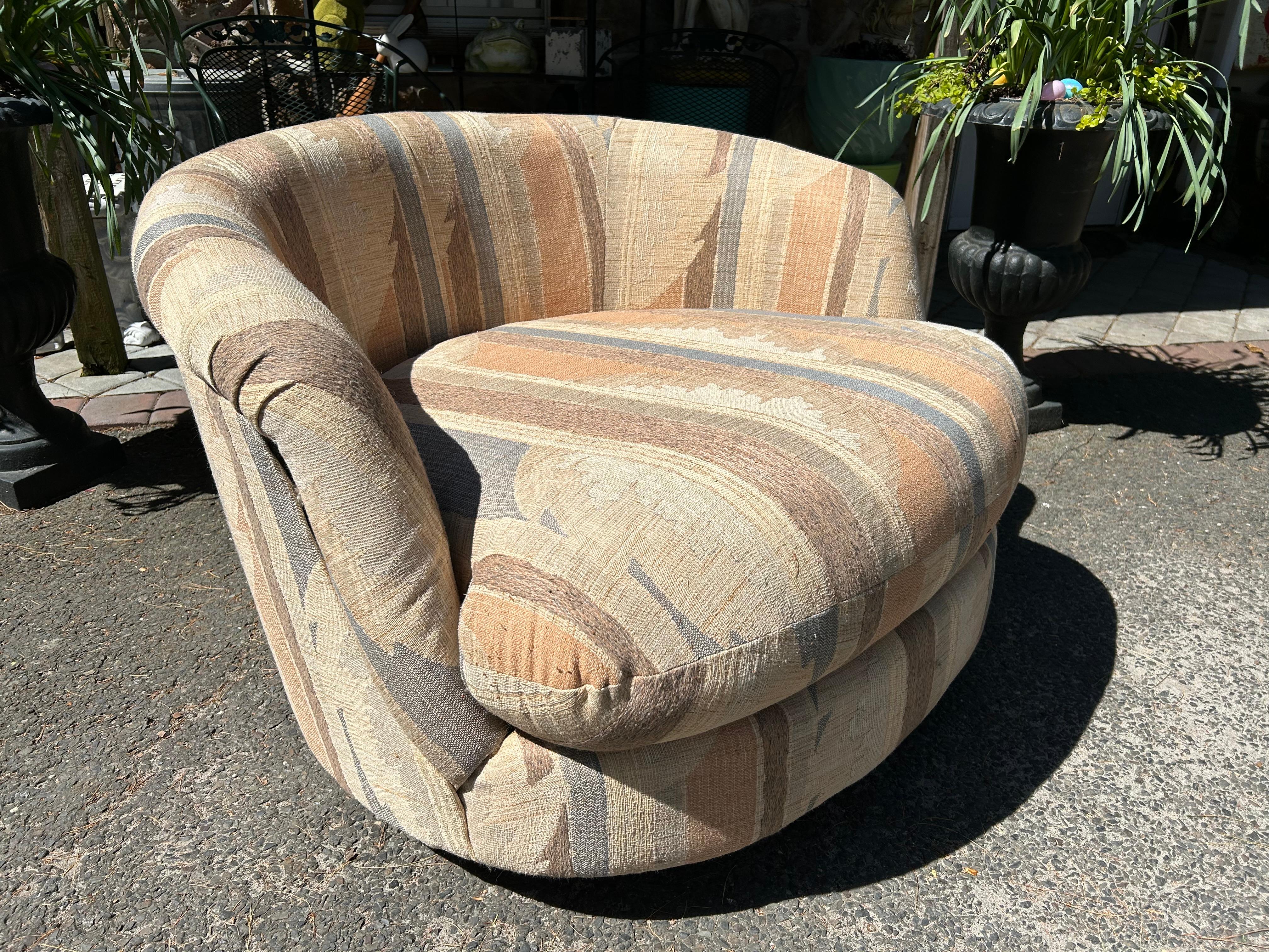 Stylish Milo Baughman style Circular Round Swivel Lounge Chair Mid-Century  For Sale 4