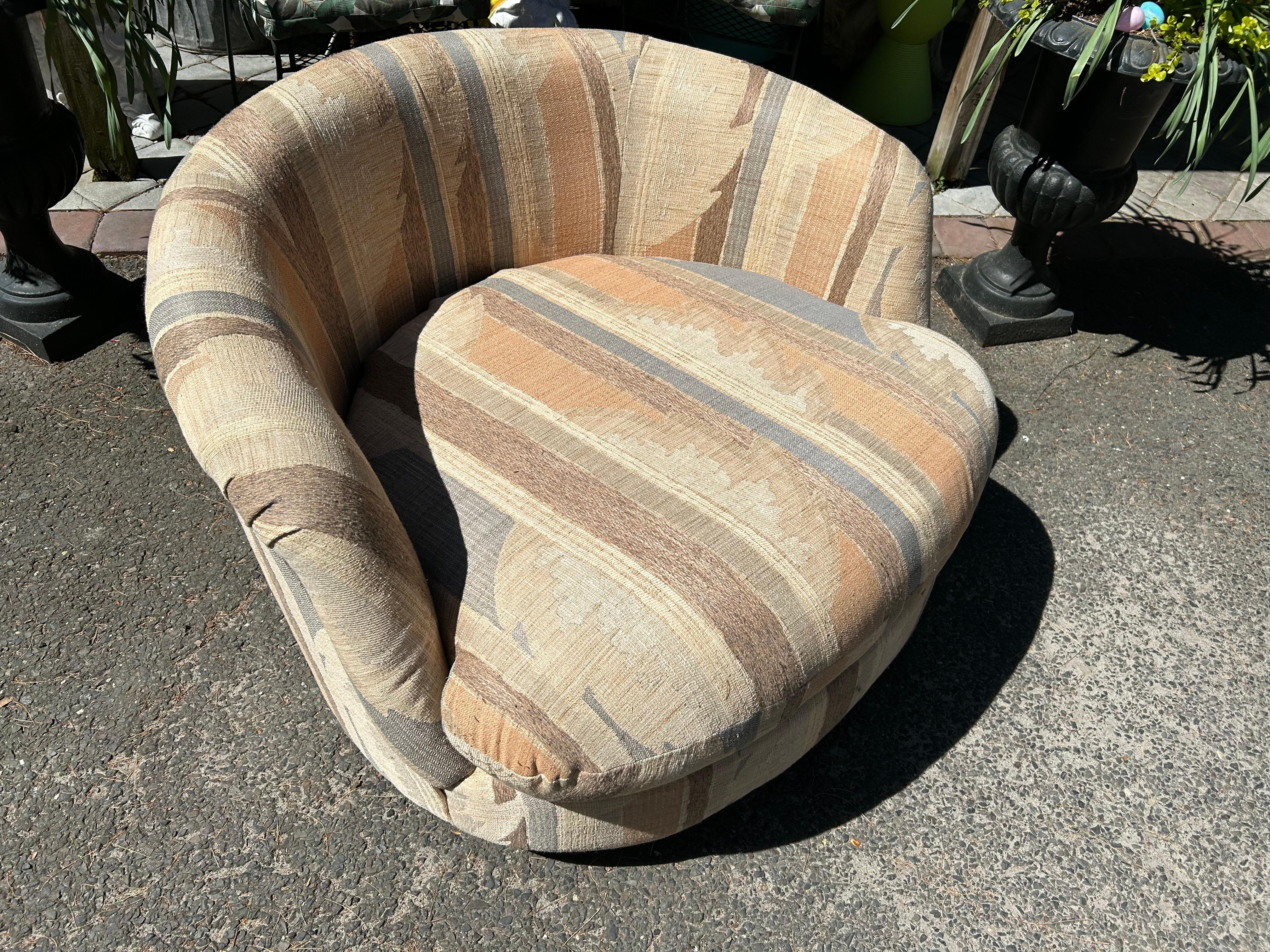 Stylish Milo Baughman style Circular Round Swivel Lounge Chair Mid-Century  For Sale 5