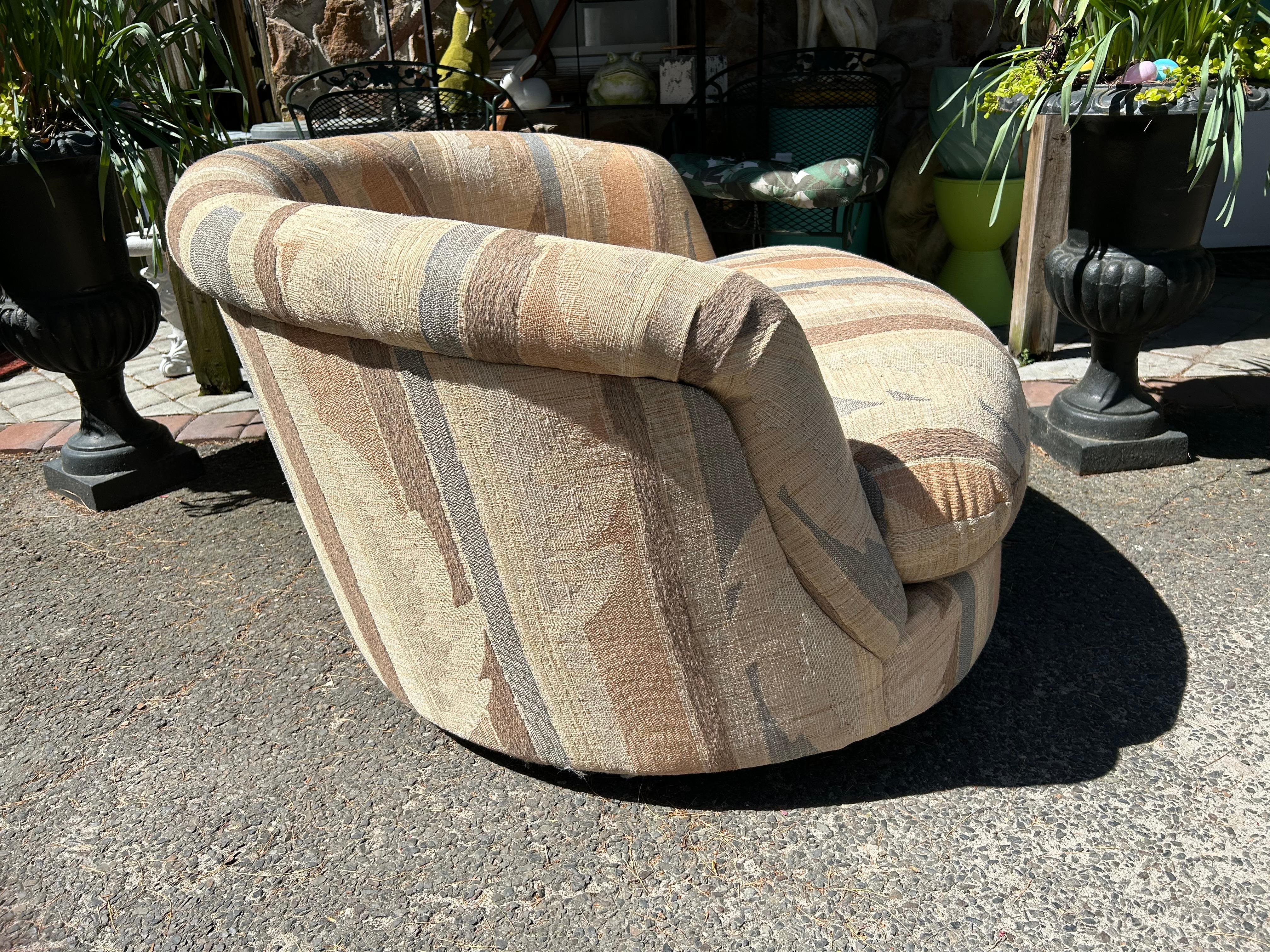 Mid-Century Modern Stylish Milo Baughman style Circular Round Swivel Lounge Chair Mid-Century  For Sale