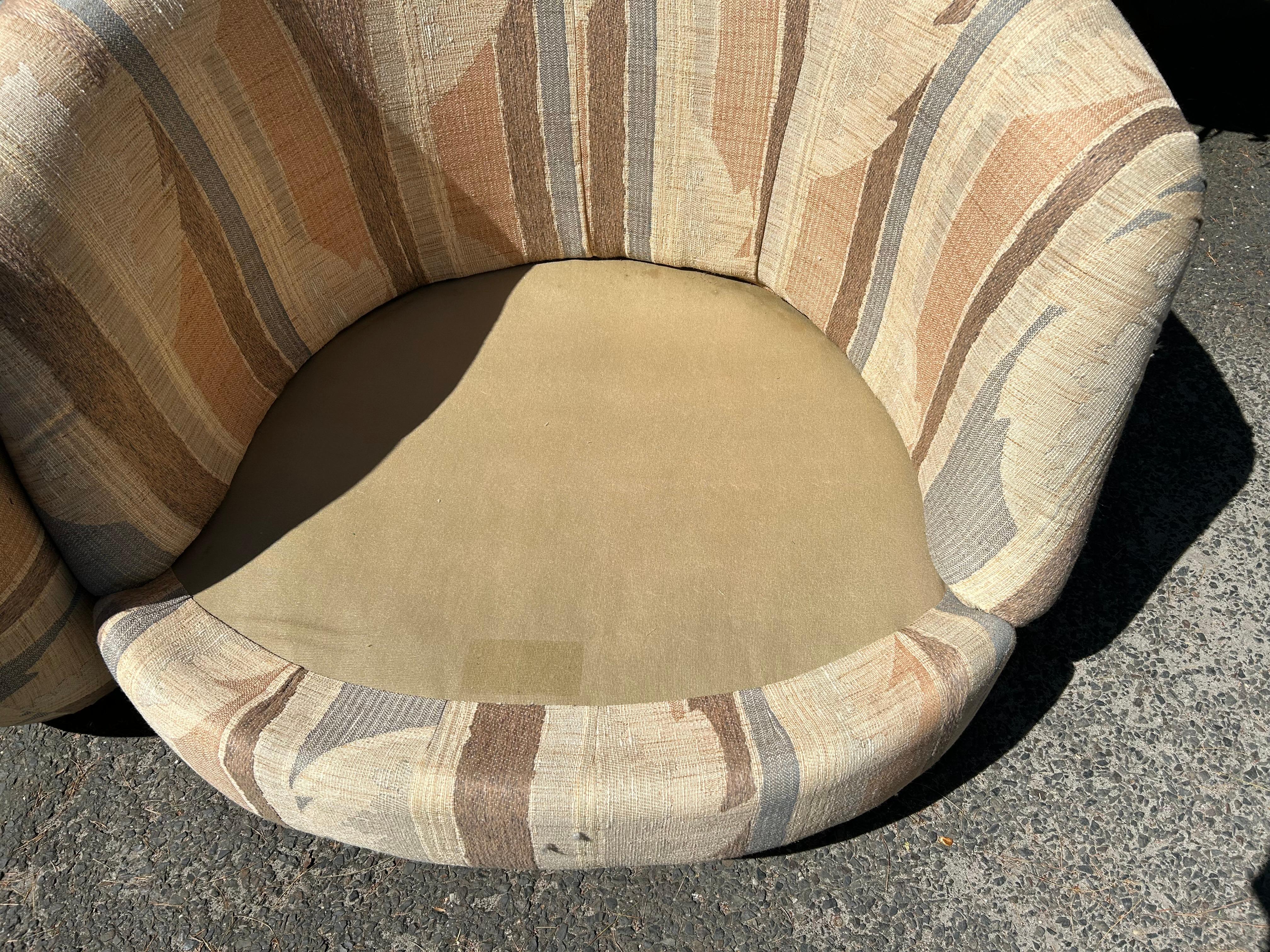 Stylish Milo Baughman style Circular Round Swivel Lounge Chair Mid-Century  For Sale 2