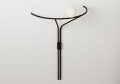 Lampe murale contemporaine minimaliste "Na Linii" en verre opale fabriqué à la main.