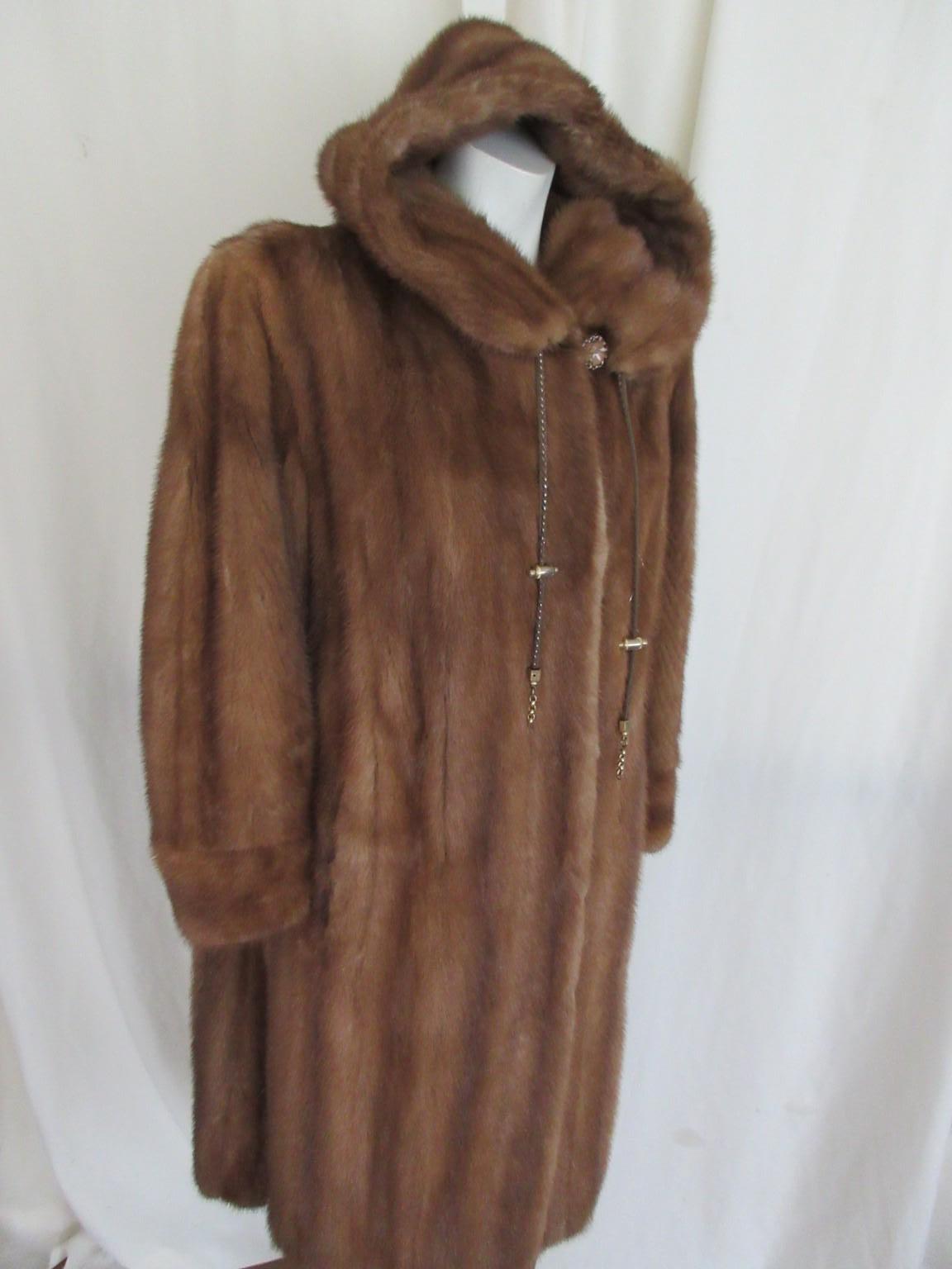 Elegante cappotto in pelliccia di visone con cappuccio in vendita 5