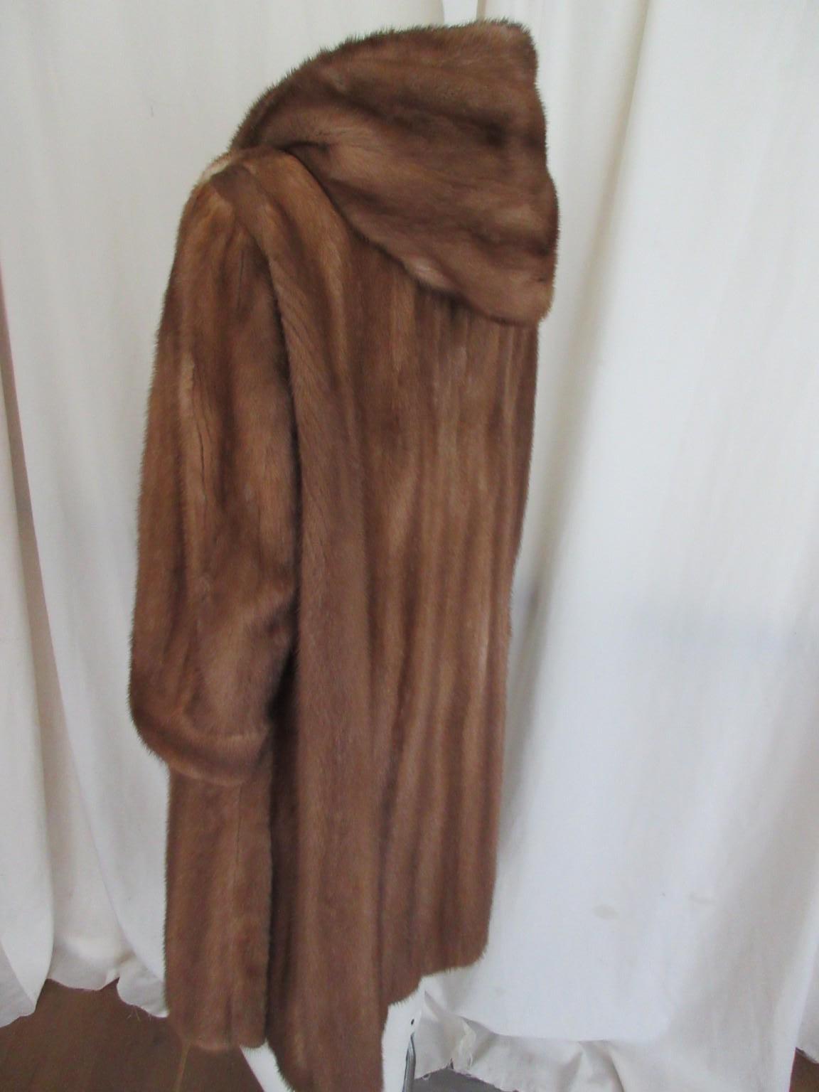 Marrone Elegante cappotto in pelliccia di visone con cappuccio in vendita