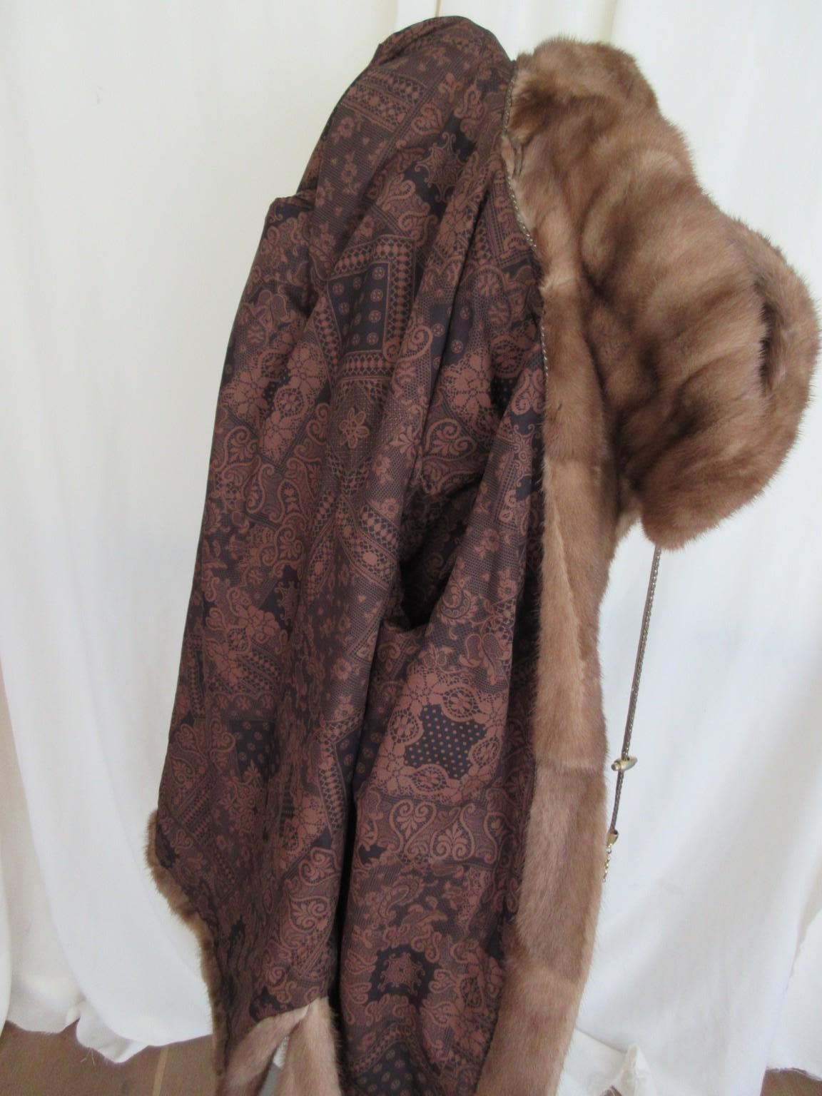 Elegante cappotto in pelliccia di visone con cappuccio in vendita 1