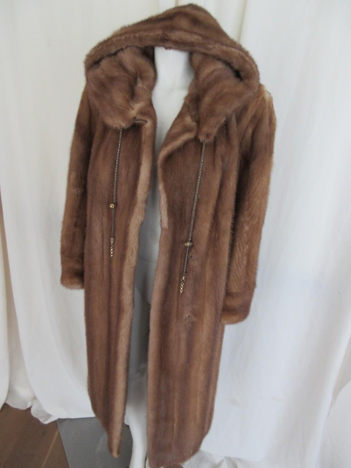Elegante cappotto in pelliccia di visone con cappuccio in vendita 2