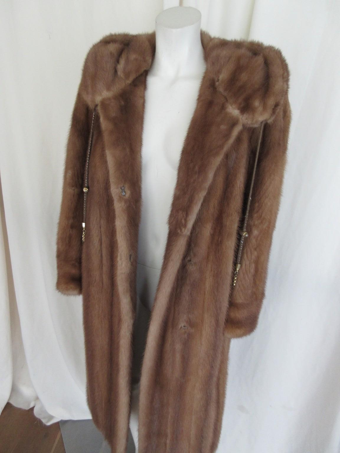 Elegante cappotto in pelliccia di visone con cappuccio in vendita 3