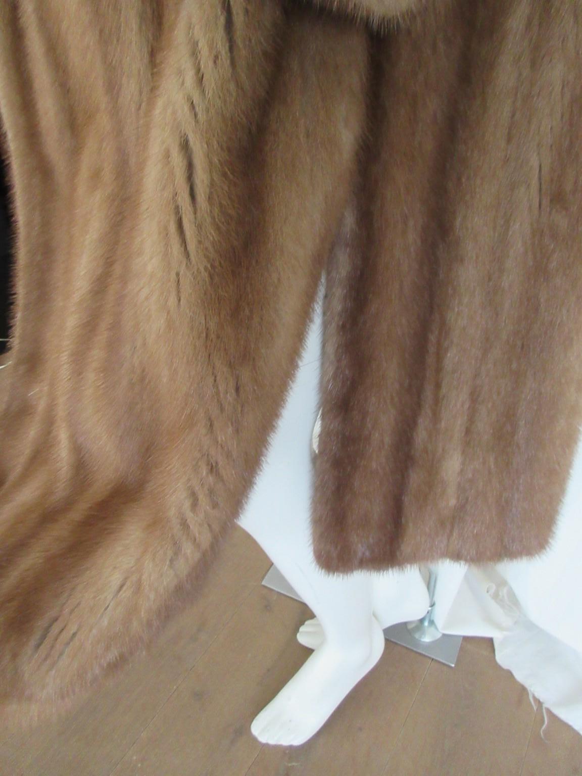 Elegante cappotto in pelliccia di visone con cappuccio in vendita 4