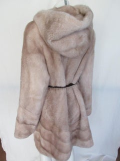 Elegante cappotto in pelliccia di visone con cappuccio in pelliccia di visone