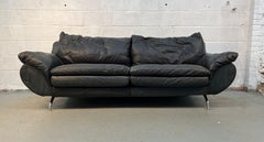 Elegante sofá moderno de cuero negro