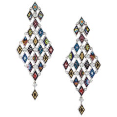 Boucles d'oreilles modernes et élégantes en or blanc et diamants blancs décorées à la main avec de la micro-mosaïque