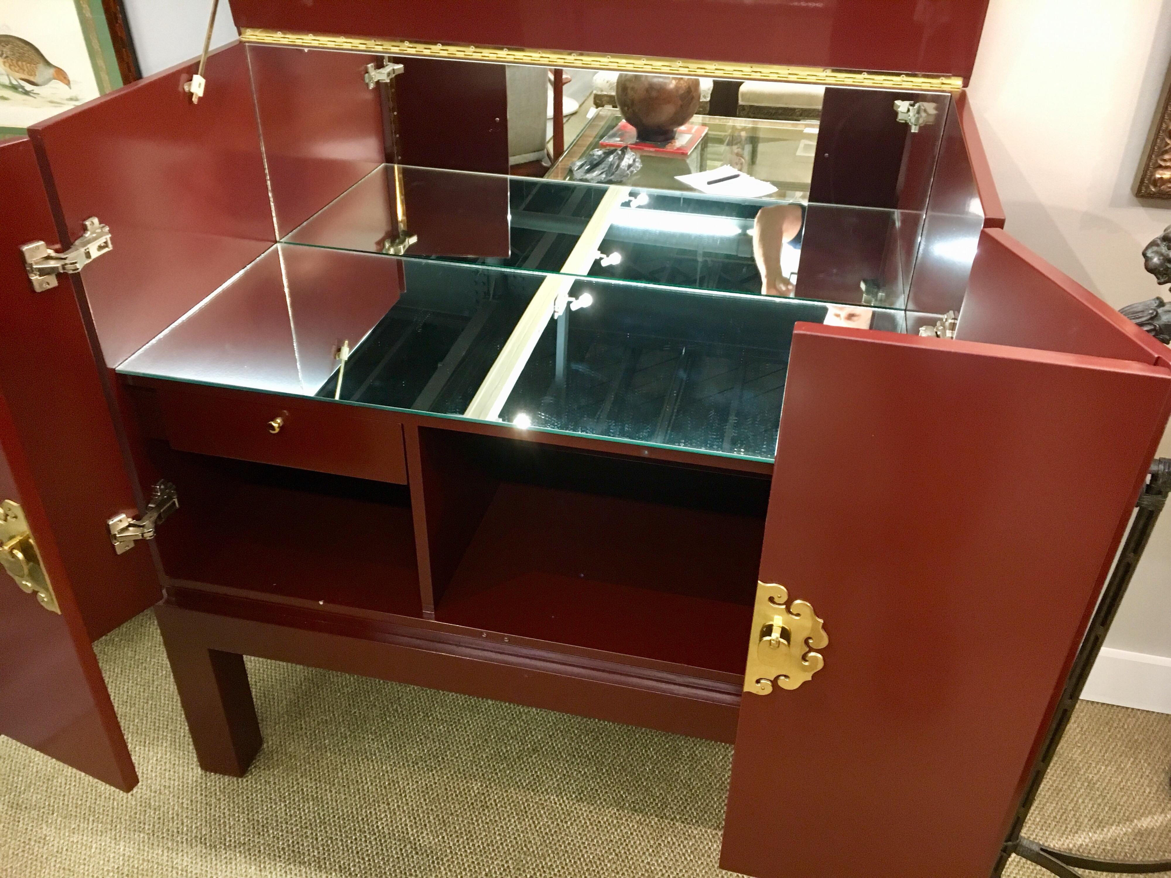 Stylish Modern Lacquered Mirrored Campaign Dry Bar Cabinet In Excellent Condition In West Hartford, CT