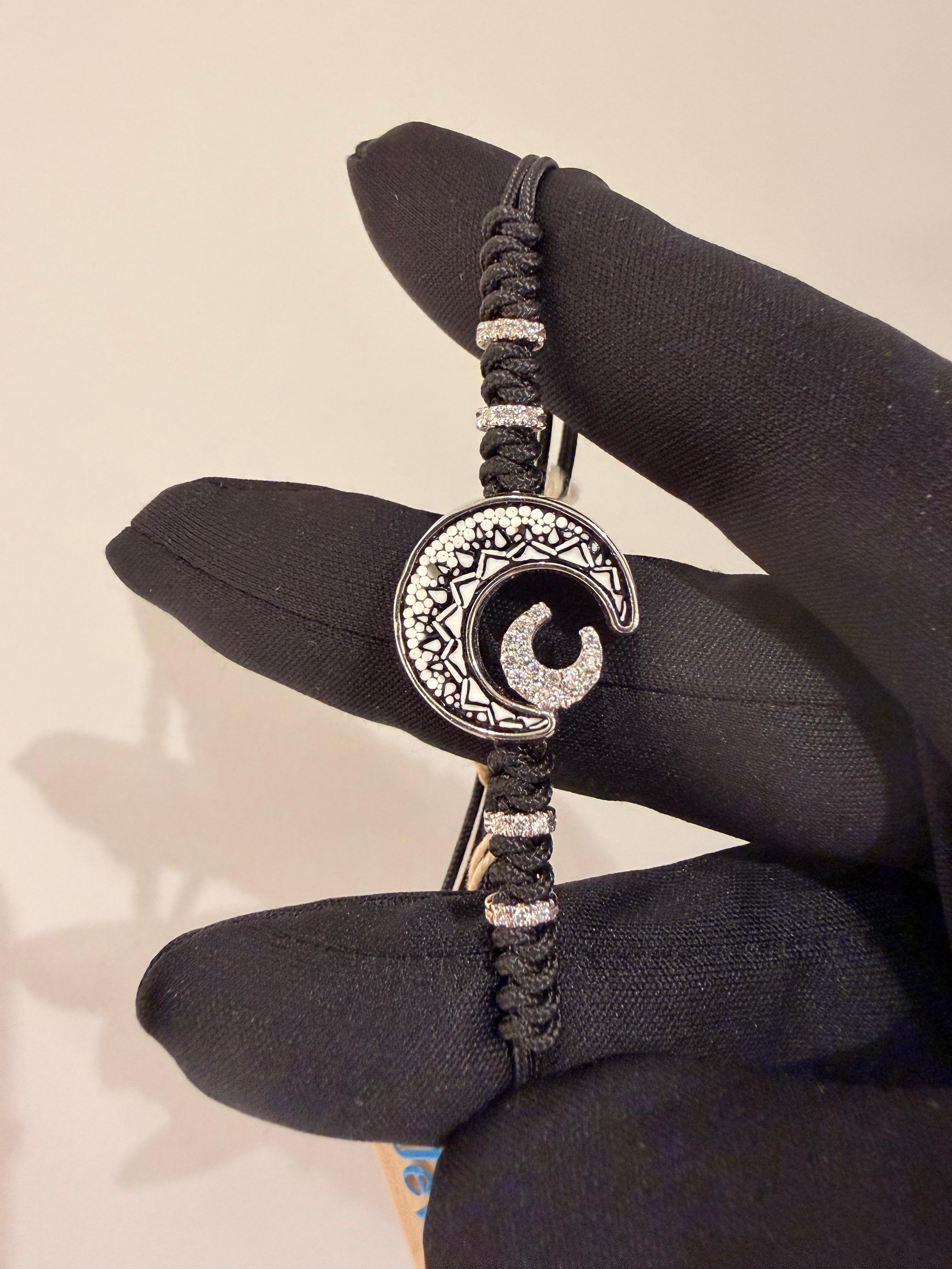 Les artistes de la micro-mosaïque ont tissé à la main de minuscules tiges d'émail vénitien obtenues par la fusion à haute température de neuf couleurs de base avec de la poussière de diamant, réalisant ainsi des combinaisons infinies de tons et de