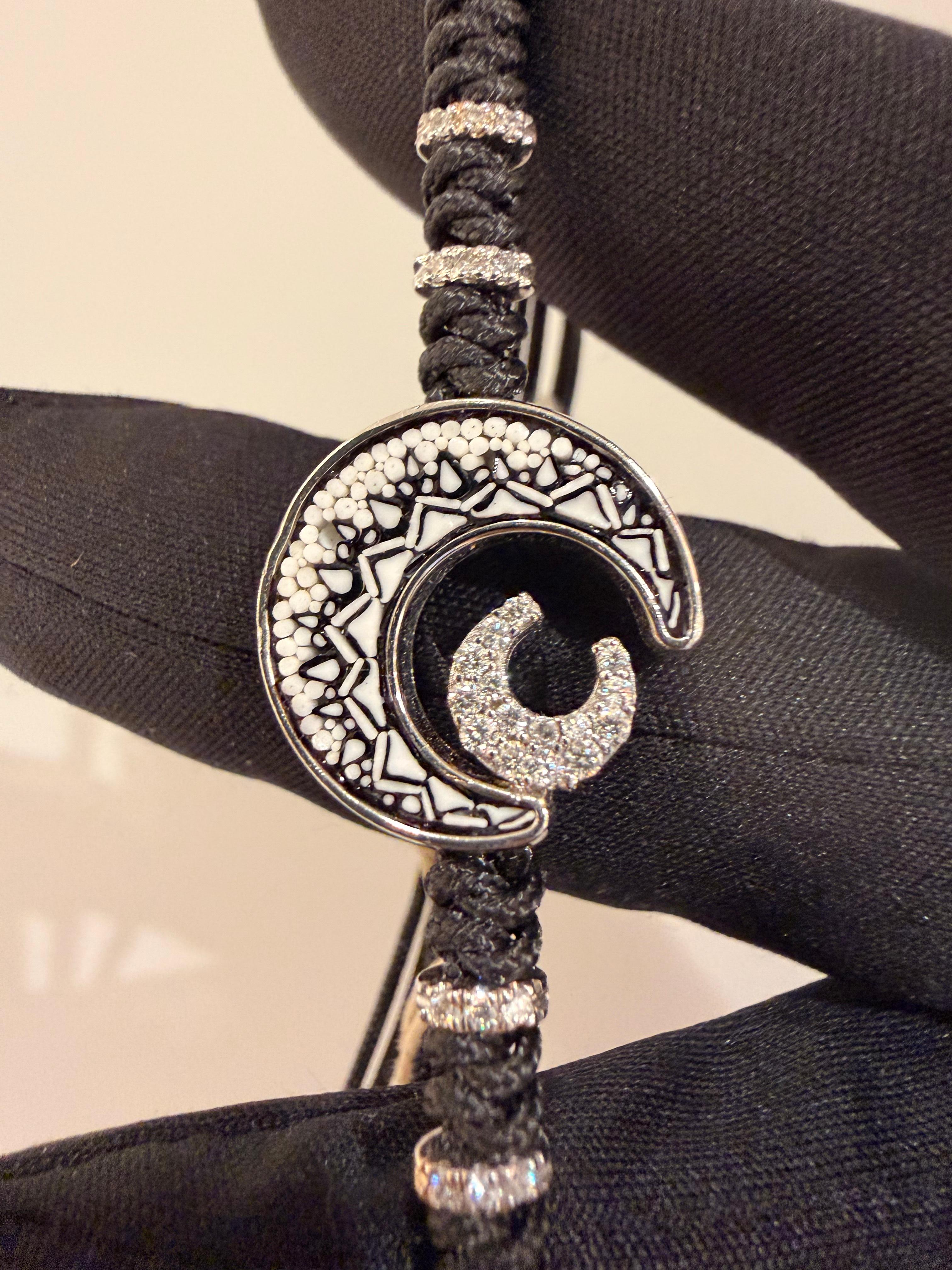 Contemporain Bracelet élégant en forme de lune en or blanc avec micro-mosaïque décorée à la main et diamants blancs en vente