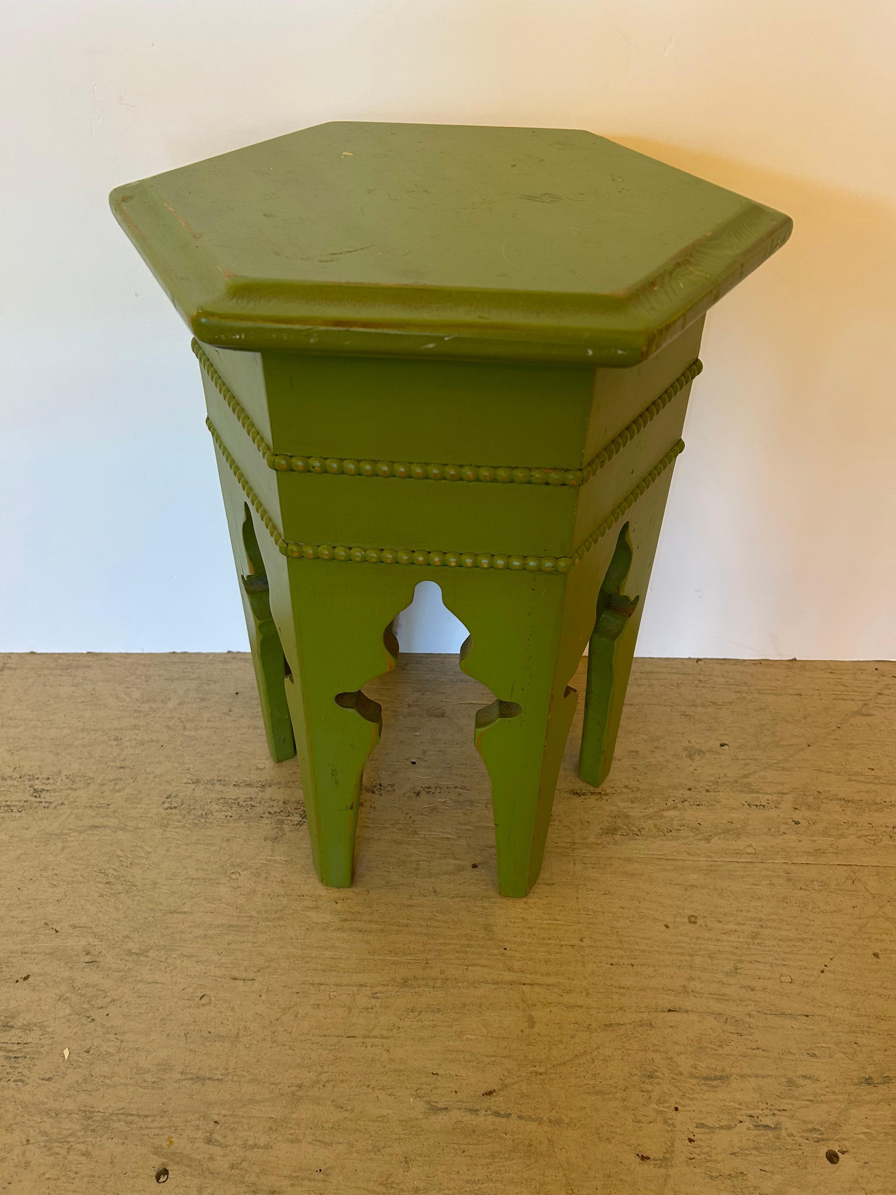 Elegante mesa auxiliar hexagonal de madera pintada en verde sopa de guisantes de estilo marroquí en venta 2