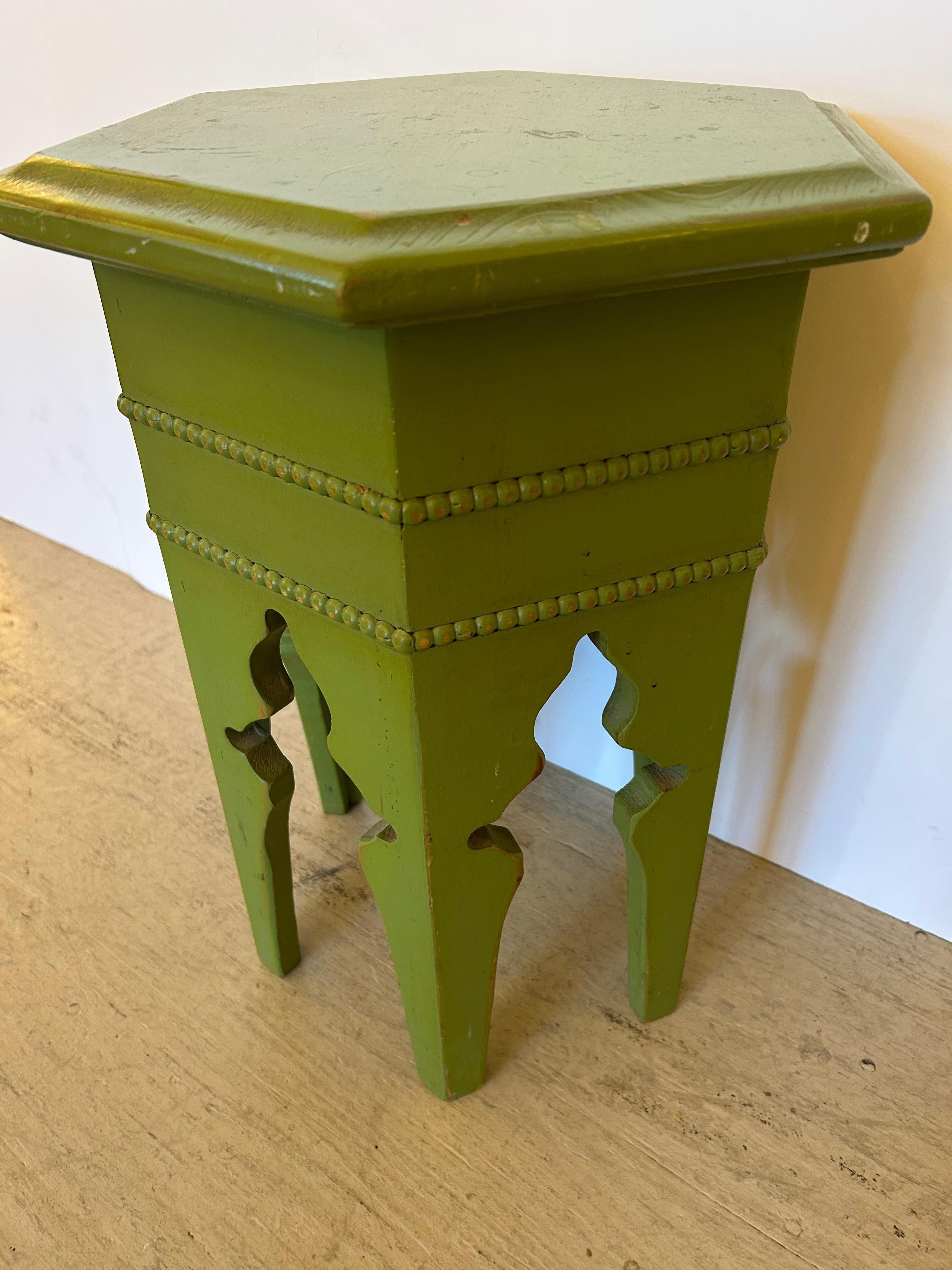 Elegante mesa auxiliar hexagonal de madera pintada en verde sopa de guisantes de estilo marroquí Tribal en venta