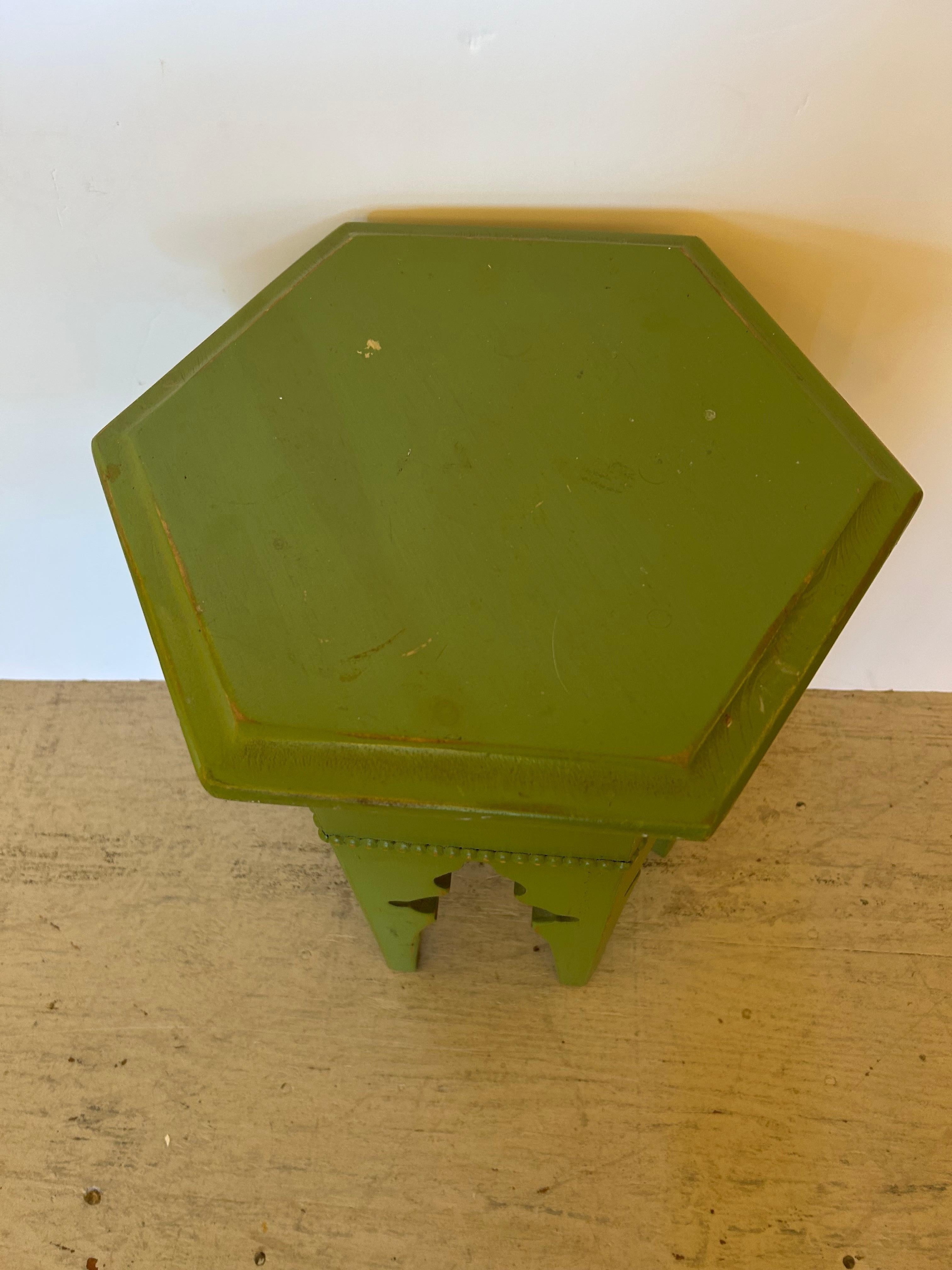 Elegante mesa auxiliar hexagonal de madera pintada en verde sopa de guisantes de estilo marroquí Marroquí en venta