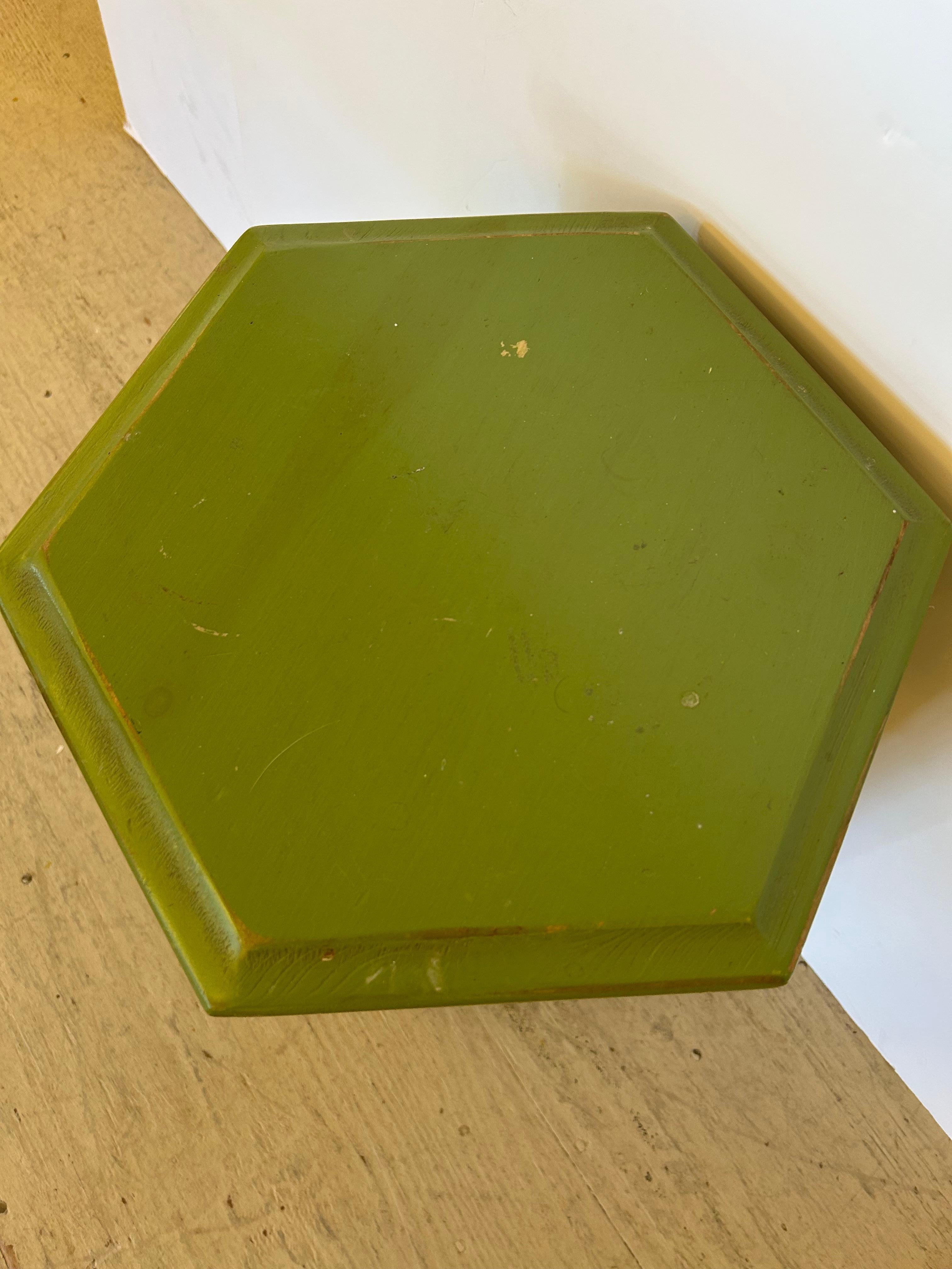 Elegante mesa auxiliar hexagonal de madera pintada en verde sopa de guisantes de estilo marroquí Pintado en venta