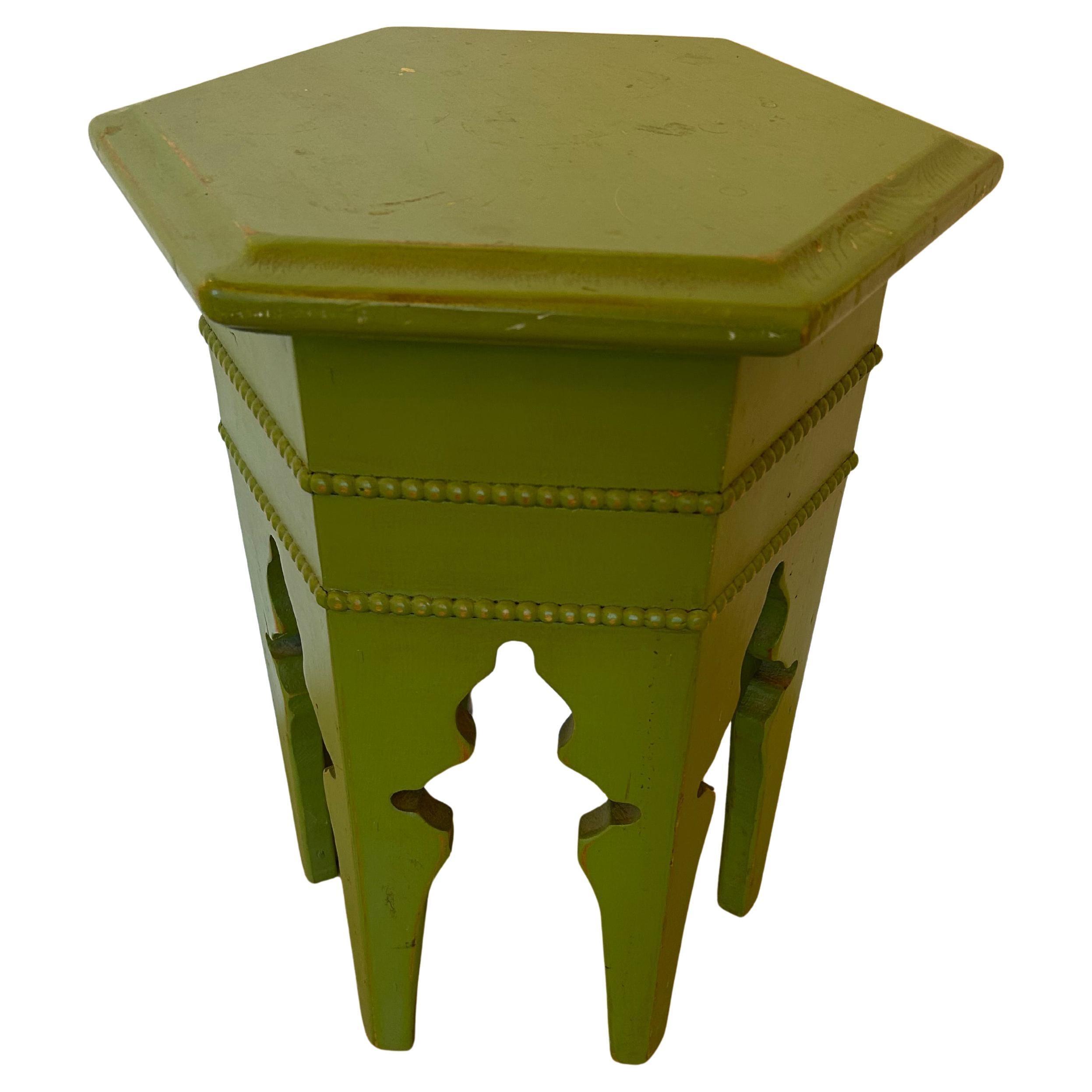 Elegante mesa auxiliar hexagonal de madera pintada en verde sopa de guisantes de estilo marroquí en venta