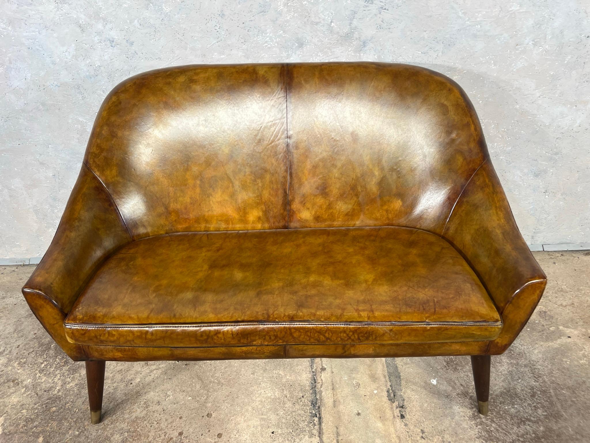 Ein sehr stilvolles Sofa im Vintage-Stil mit einer wunderschönen patinierten hellbraunen Farbe. Großartiges Design, das gut sitzt. Ordentlich in der Größe. Beine aus massivem Mahagoni mit Messingkappen .
Besichtigungen sind in unserem