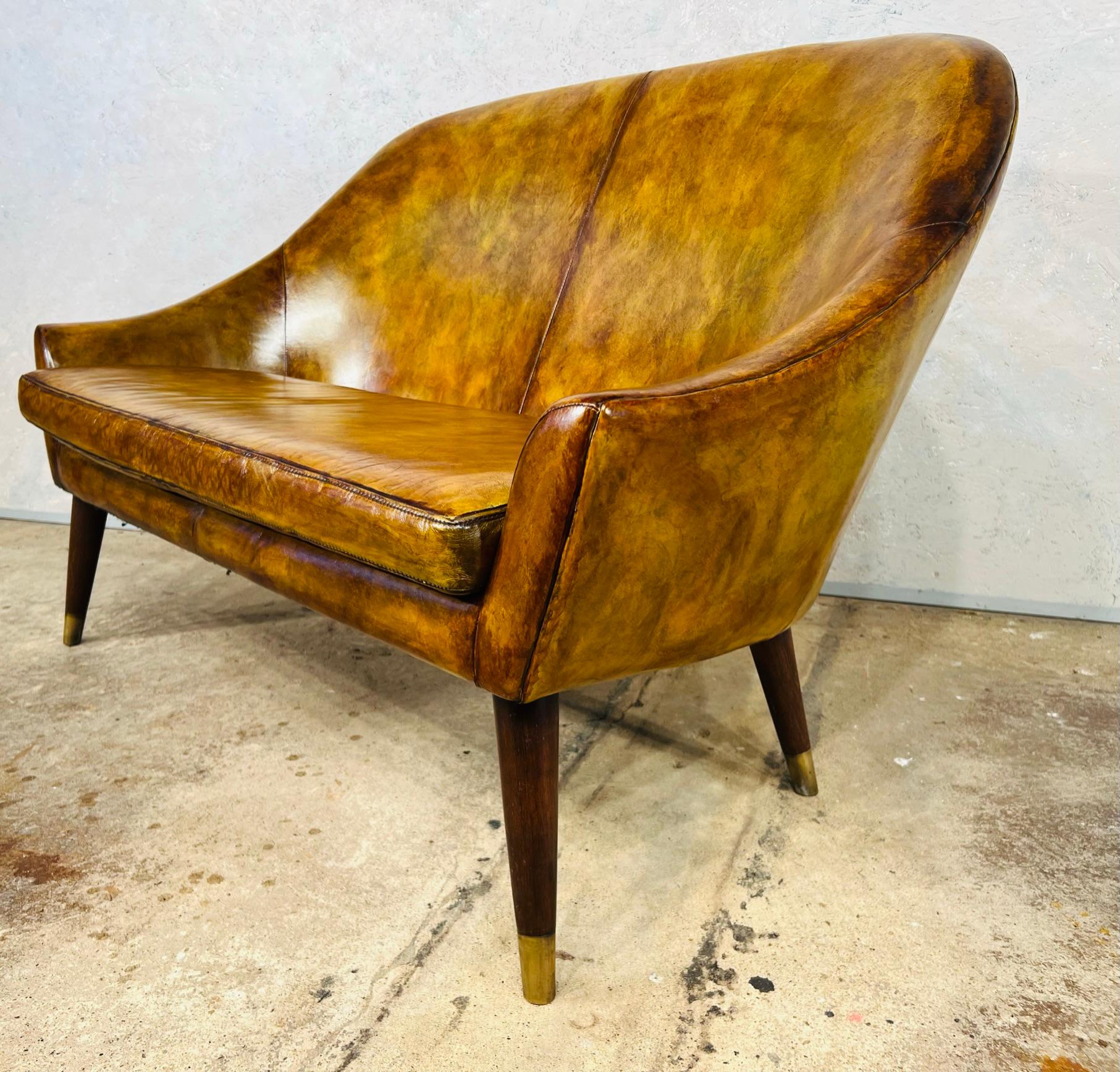 Stilvolles hellbraunes Leder-Sofa mit zwei Sitzbeinen aus Mahagoni und Messingbeinen #604 im Angebot 1