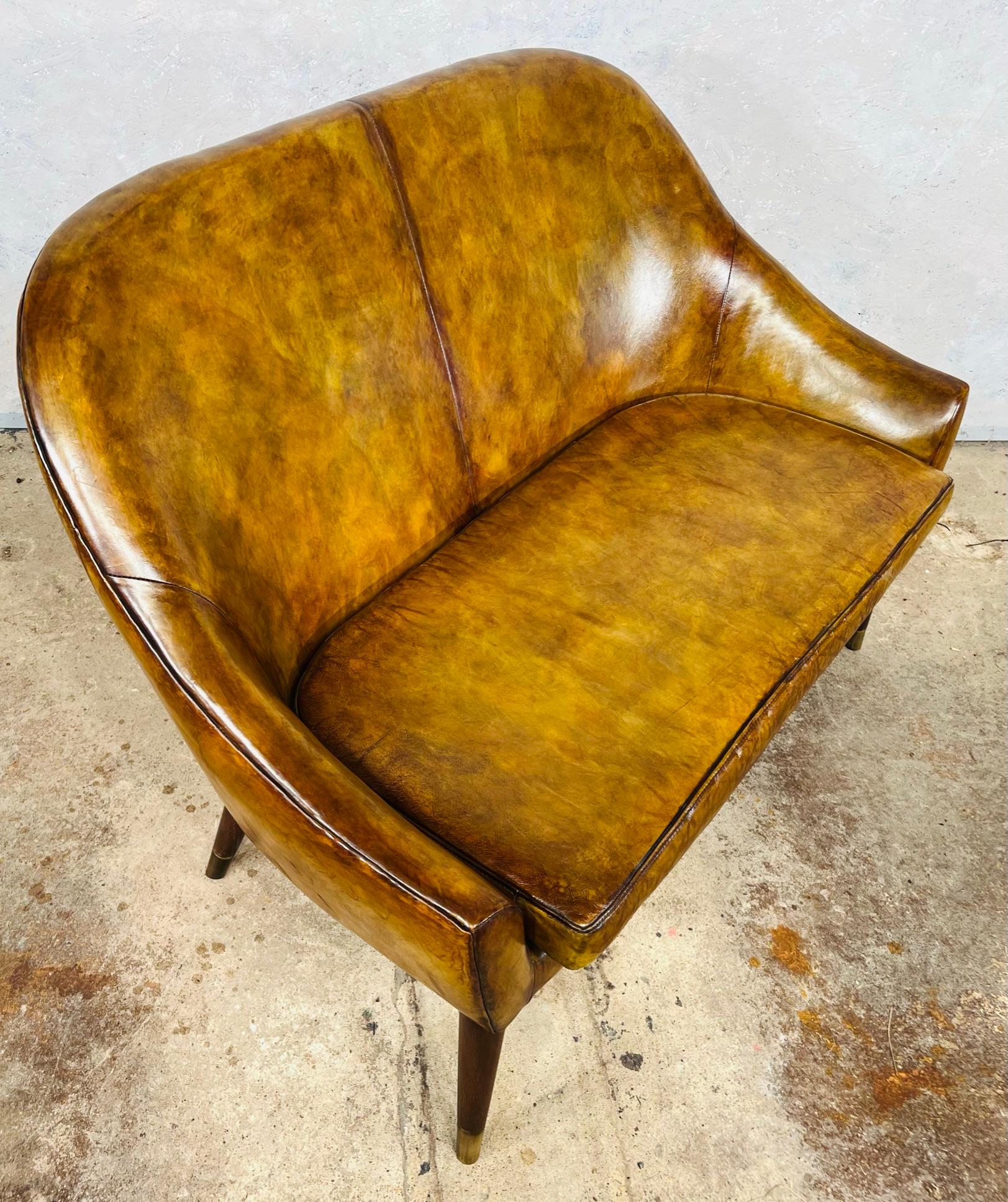 Stilvolles hellbraunes Leder-Sofa mit zwei Sitzbeinen aus Mahagoni und Messingbeinen #604 im Angebot 3