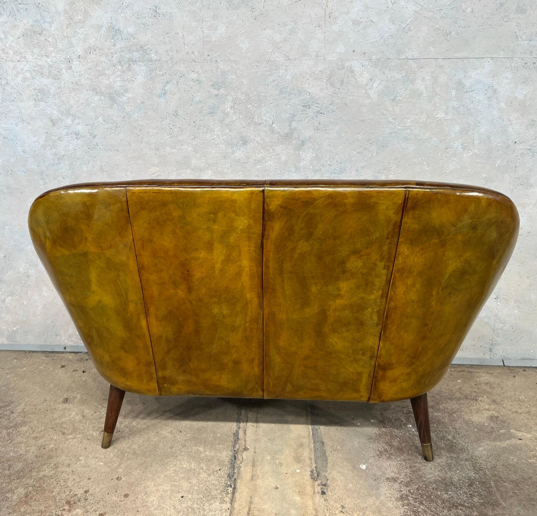 Stilvolles hellbraunes Leder-Sofa mit zwei Sitzbeinen aus Mahagoni und Messingbeinen #604 im Angebot 4