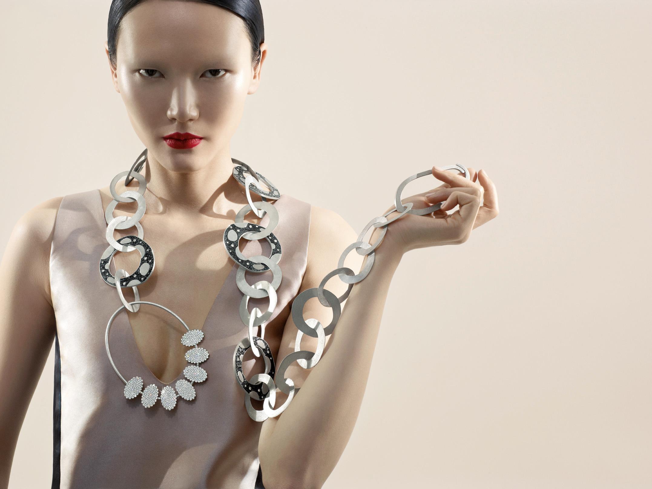 Stilvolle Halskette, Silber, weiße Diamanten, Mikro-Mosaik, entworfen von Fuksas (Brillantschliff) im Angebot