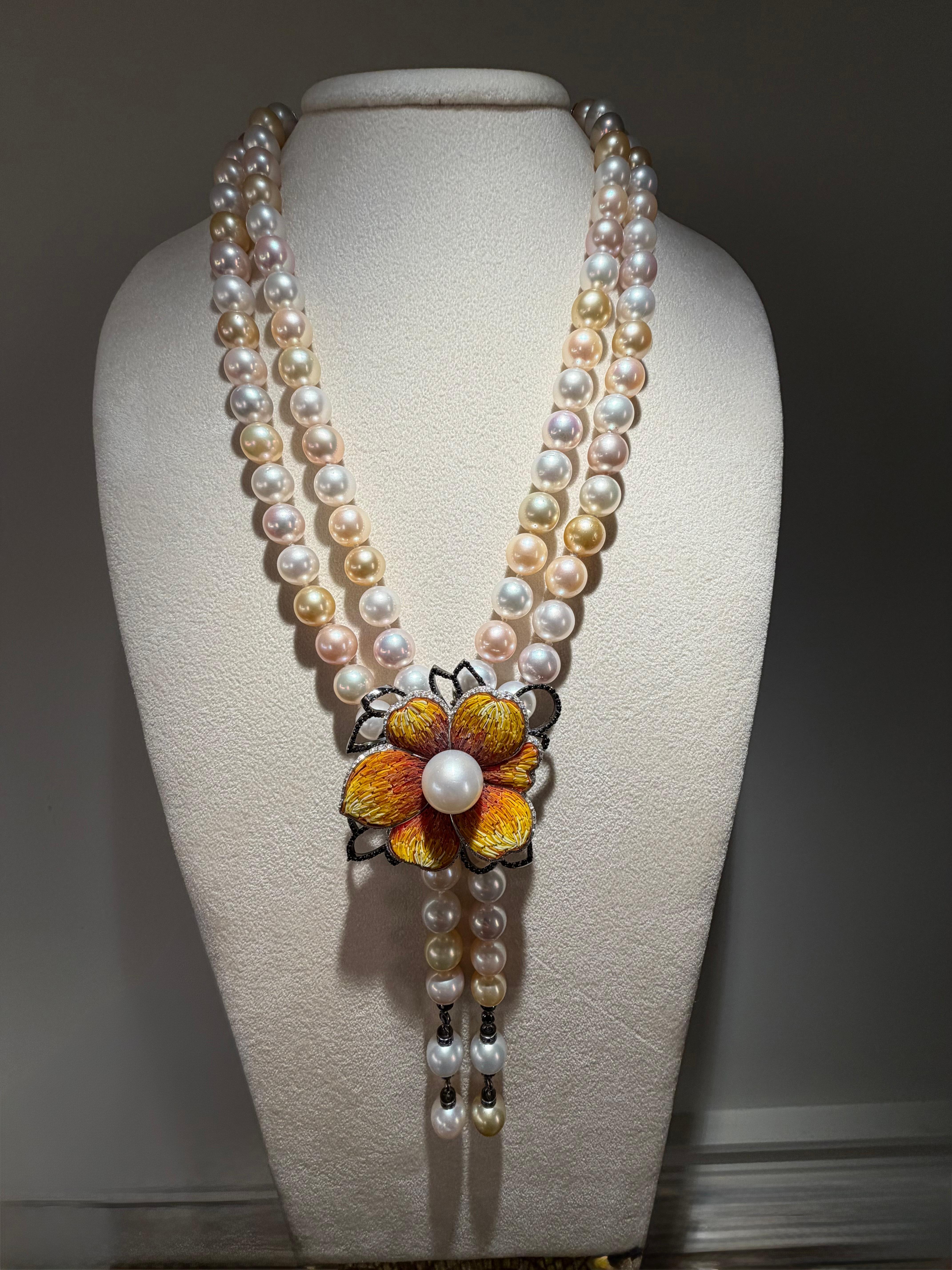 Contemporain Collier élégant en or blanc orné de perles, diamants blancs et noirs et d'une Nanomosaïque en vente